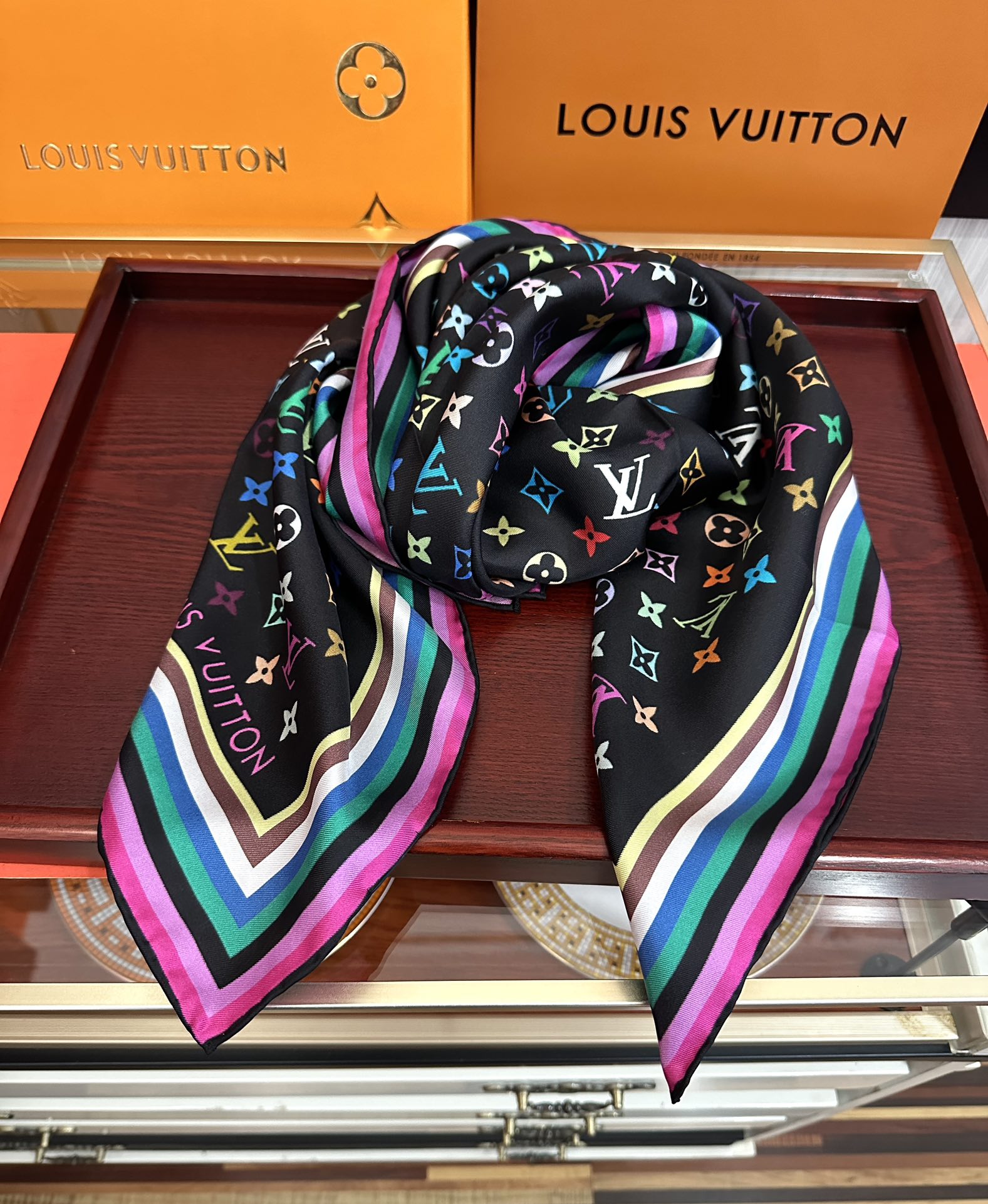 高版本到货太阳 LV 太美了庆祝顶级的设计發风格非常适合夏天搭配色随便怎么围都好看得意方巾出自路易与村上