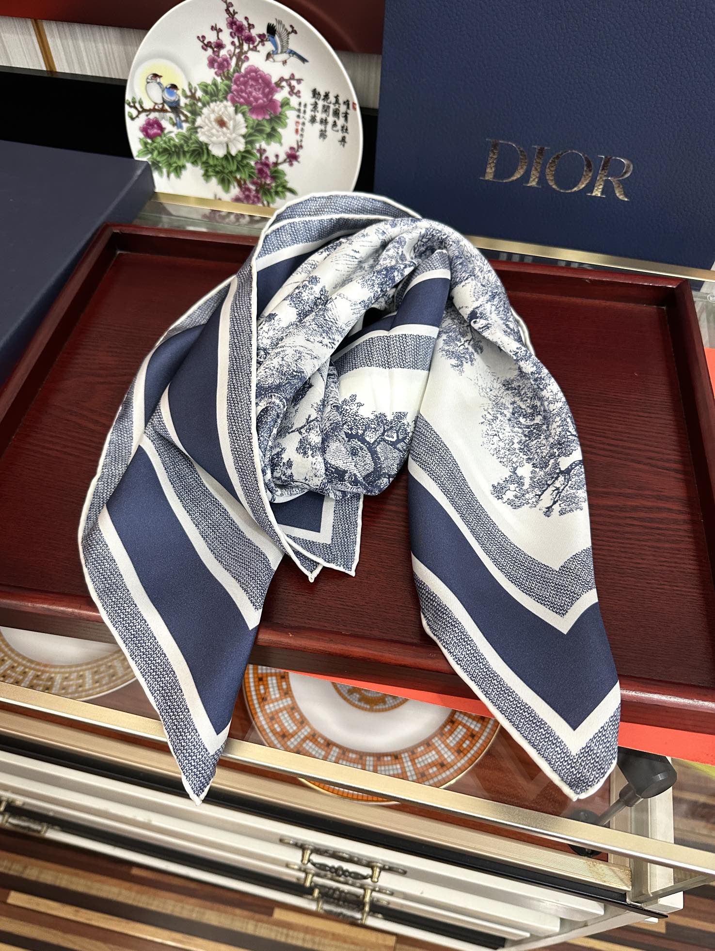 。Dior 印花方巾 2025【18姆米双面同色】庆祝Sauvage 茹伊印花这款方巾以经典的 Sauv