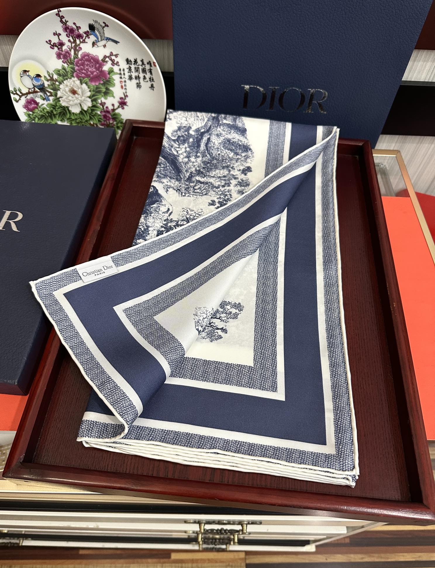 。Dior 印花方巾 2025【18姆米双面同色】庆祝Sauvage 茹伊印花这款方巾以经典的 Sauv