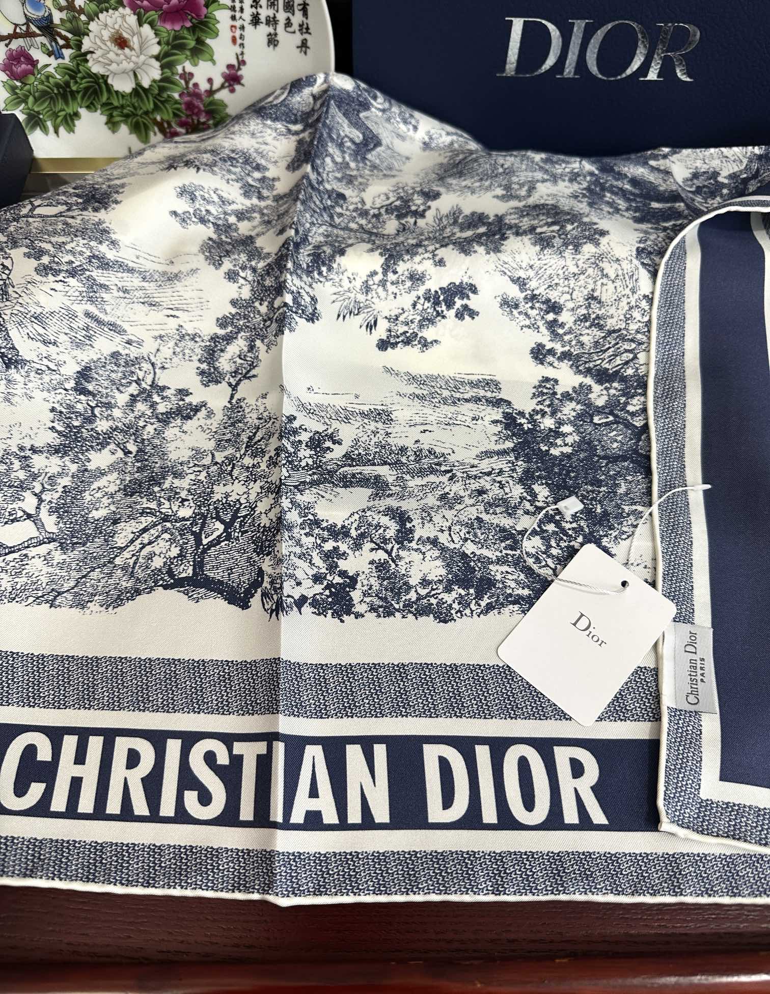 。Dior 印花方巾 2025【18姆米双面同色】庆祝Sauvage 茹伊印花这款方巾以经典的 Sauv