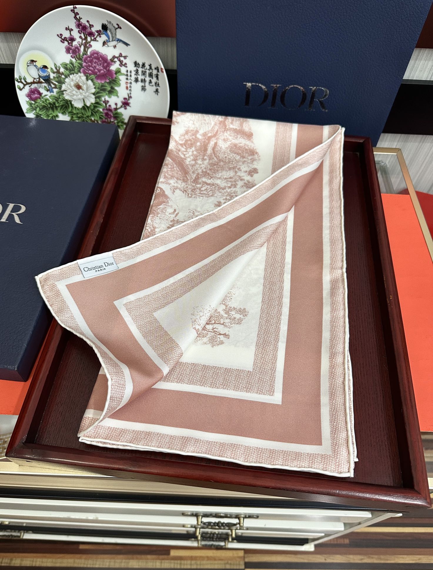 。Dior 印花方巾 2025【18姆米双面同色】庆祝Sauvage 茹伊印花这款方巾以经典的 Sauv