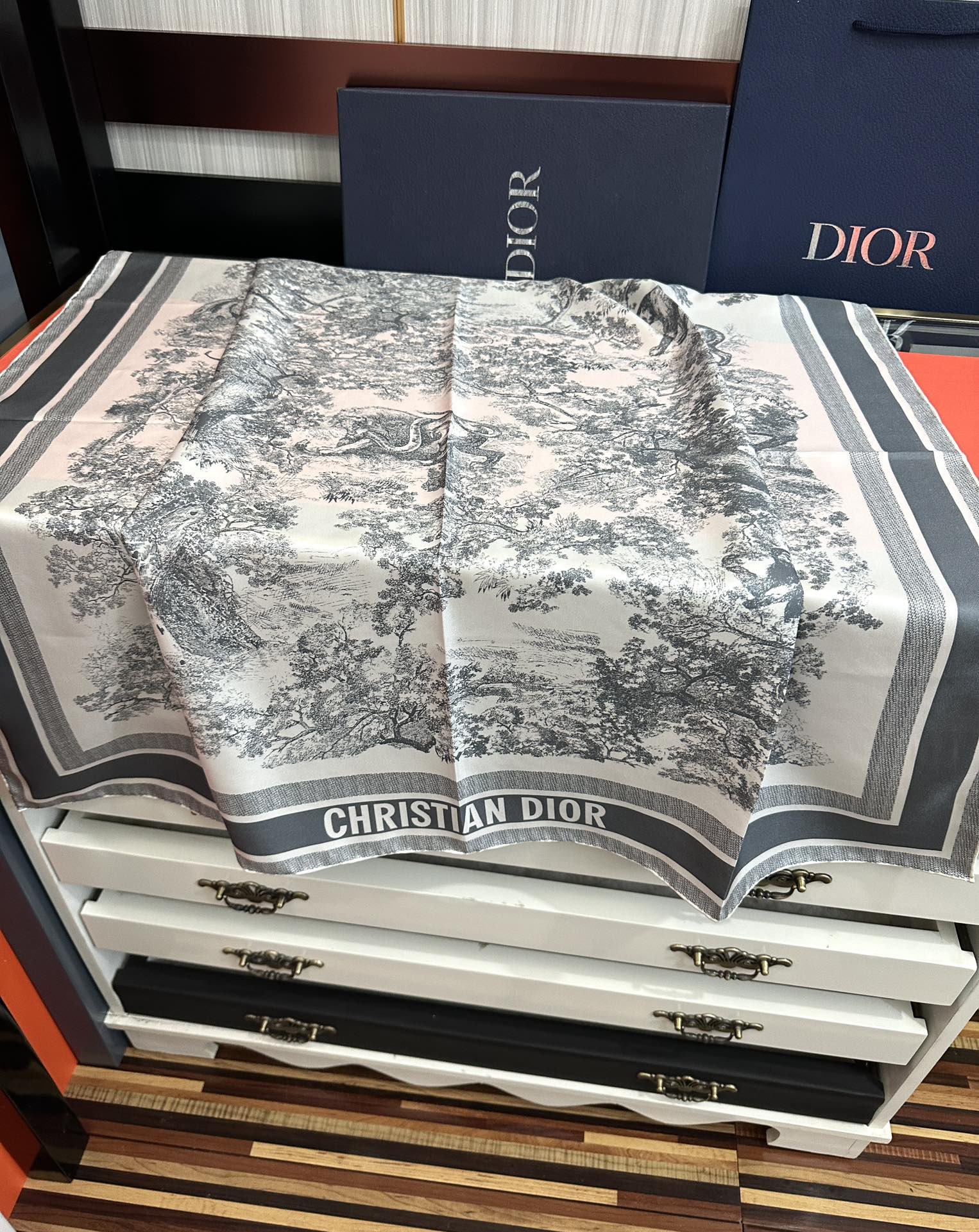 。Dior 印花方巾 2025【18姆米双面同色】庆祝Sauvage 茹伊印花这款方巾以经典的 Sauv