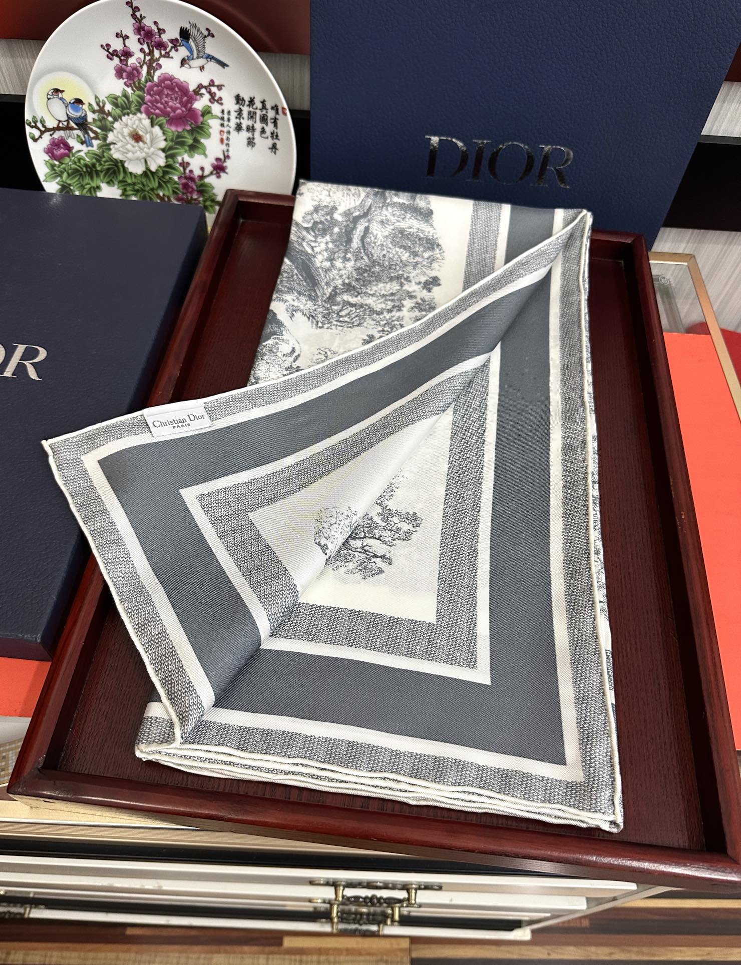 。Dior 印花方巾 2025【18姆米双面同色】庆祝Sauvage 茹伊印花这款方巾以经典的 Sauv