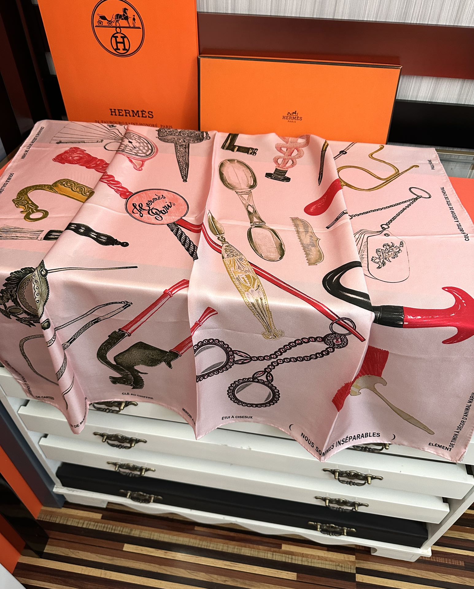 。2010 最新款 HERMES 重磅庆祝【形影相随】方巾嘴唇精简时髦，品质感很显好得意好搭到上瘾的丝巾
