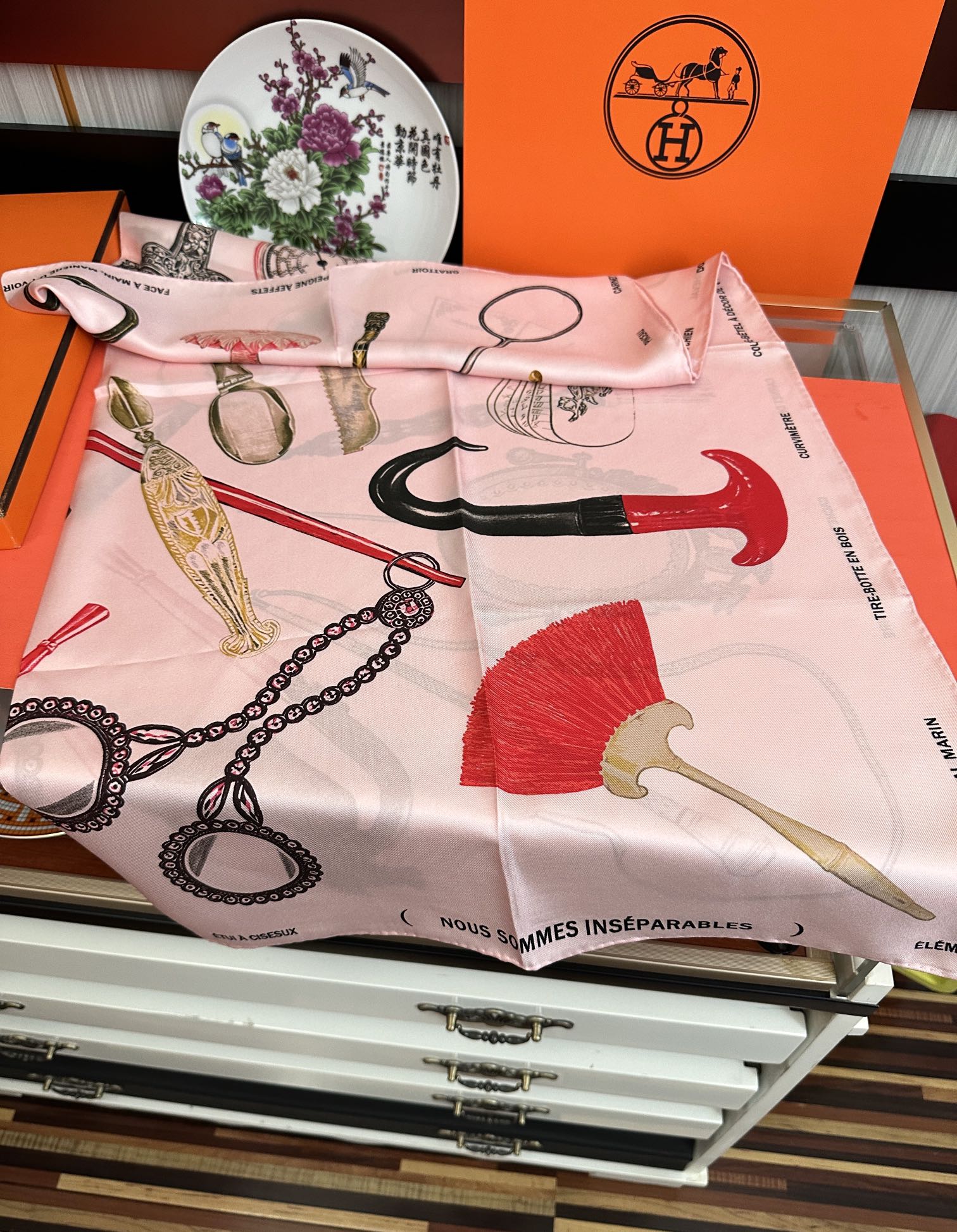 。2010 最新款 HERMES 重磅庆祝【形影相随】方巾嘴唇精简时髦，品质感很显好得意好搭到上瘾的丝巾