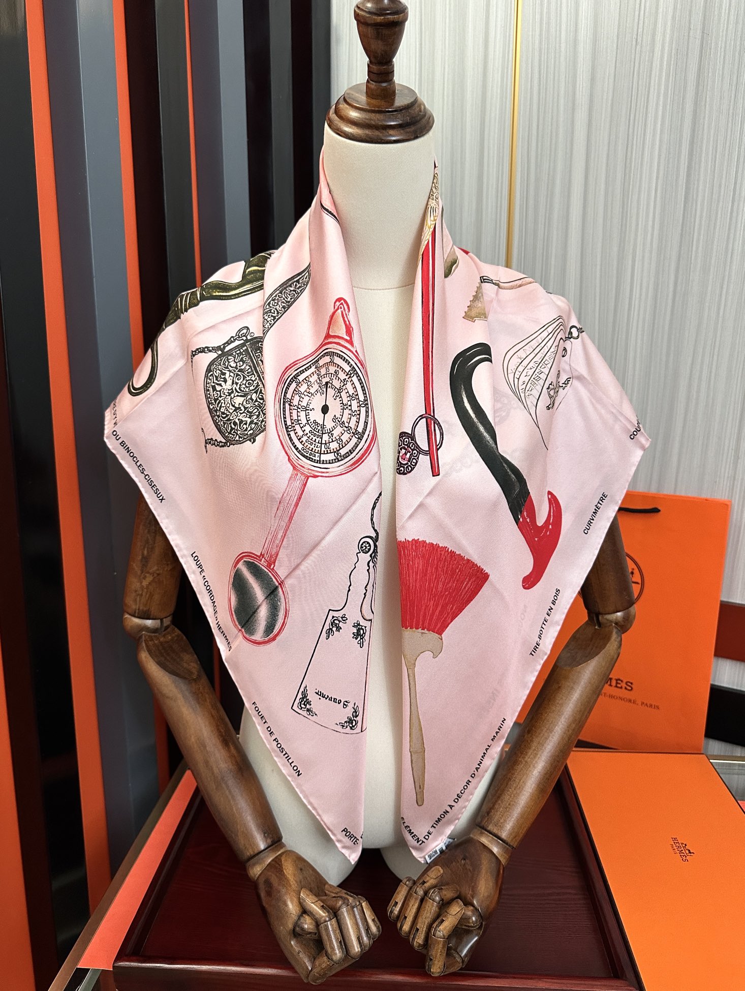 。2010 最新款 HERMES 重磅庆祝【形影相随】方巾嘴唇精简时髦，品质感很显好得意好搭到上瘾的丝巾