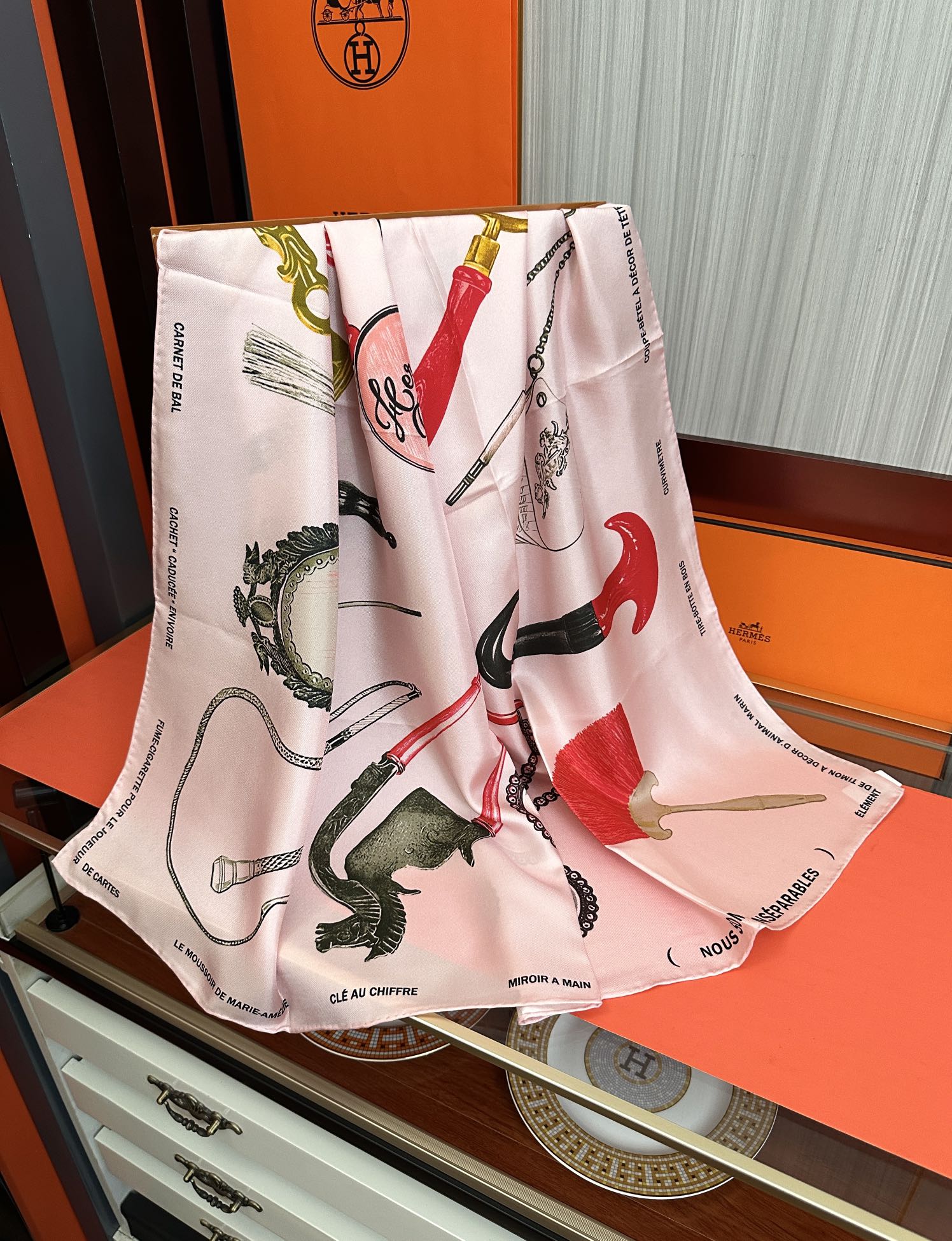 。2010 最新款 HERMES 重磅庆祝【形影相随】方巾嘴唇精简时髦，品质感很显好得意好搭到上瘾的丝巾