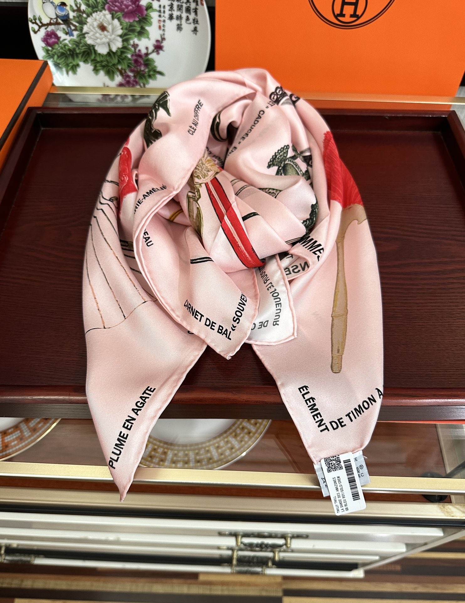 。2010 最新款 HERMES 重磅庆祝【形影相随】方巾嘴唇精简时髦，品质感很显好得意好搭到上瘾的丝巾