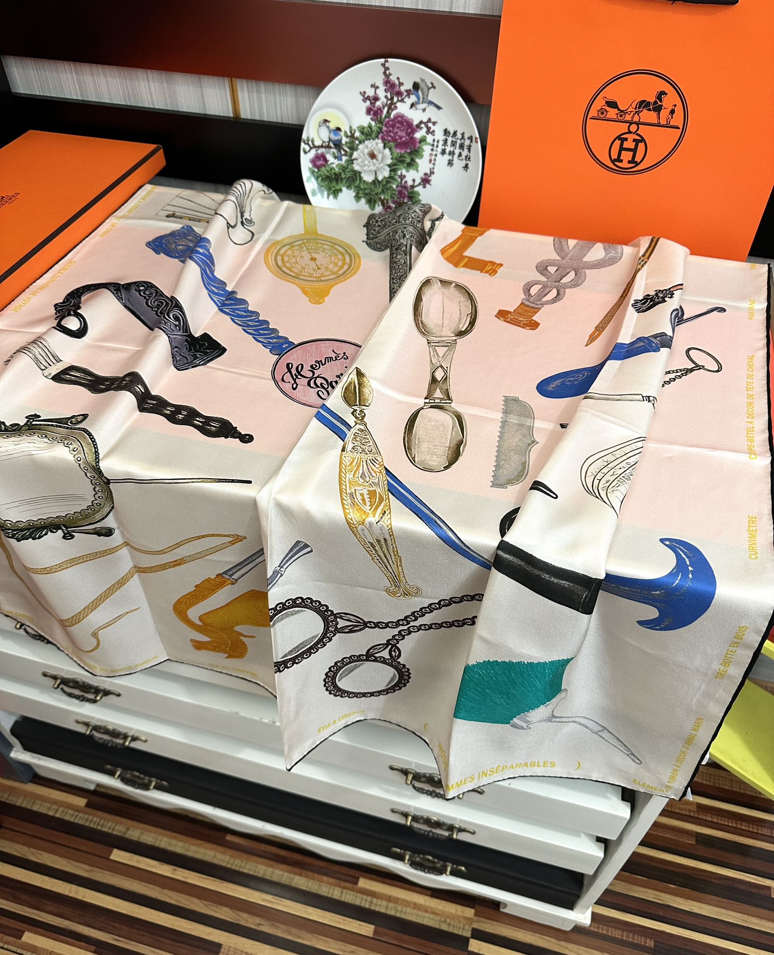 。2010 最新款 HERMES 重磅庆祝【形影相随】方巾嘴唇精简时髦，品质感很显好得意好搭到上瘾的丝巾