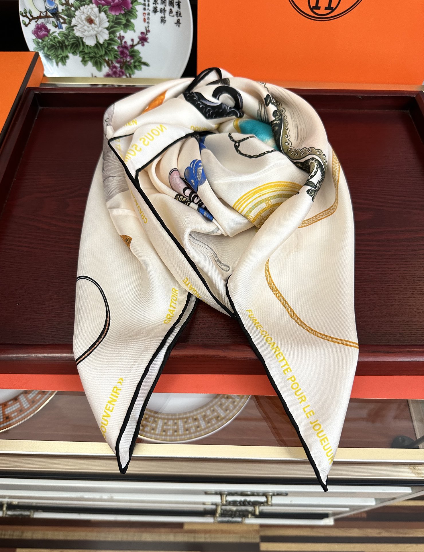 。2010 最新款 HERMES 重磅庆祝【形影相随】方巾嘴唇精简时髦，品质感很显好得意好搭到上瘾的丝巾