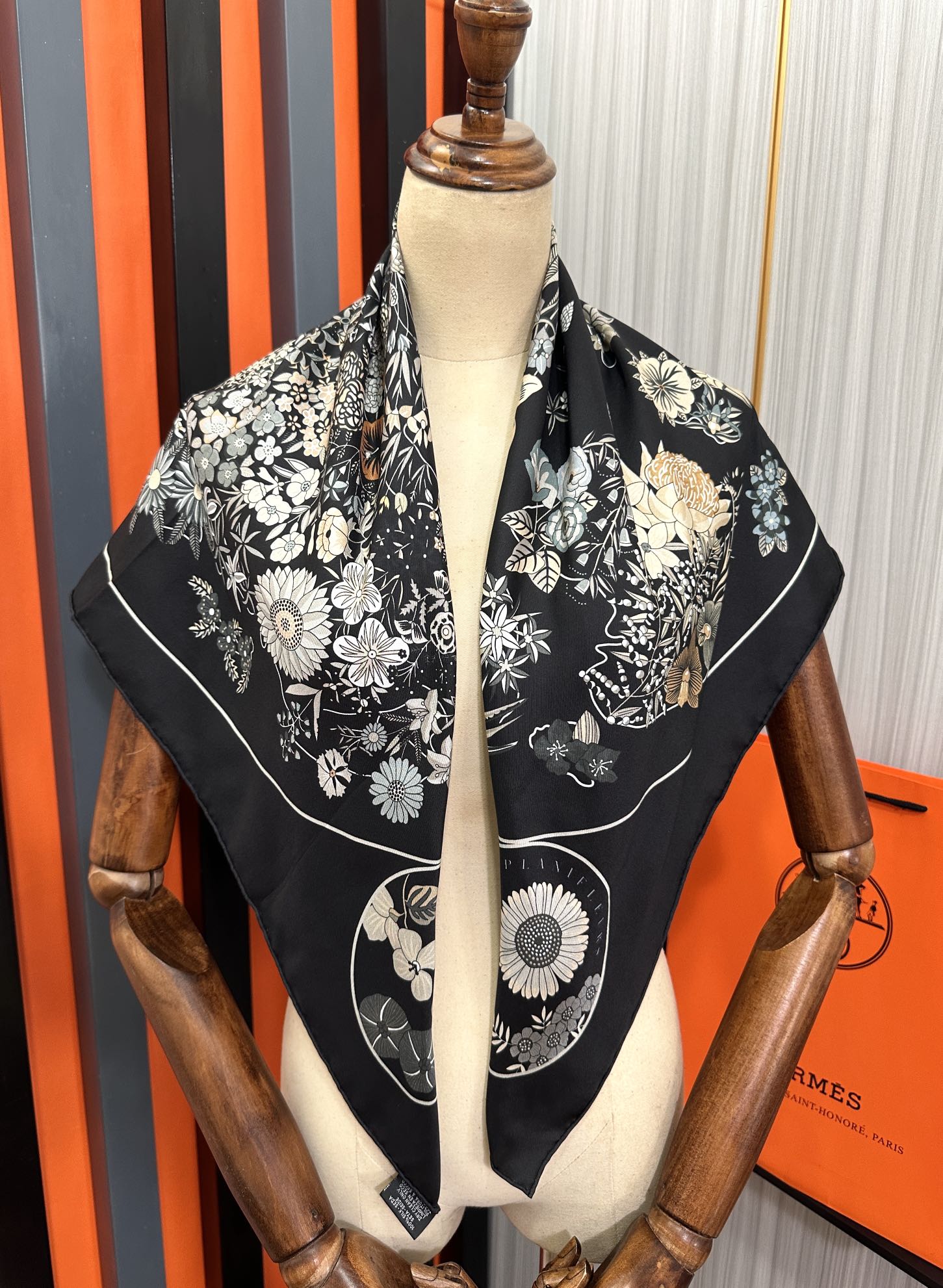 上新2025。HERMES 重磅庆祝【花绘地图】方巾嘴唇精简时髦，品质感很显好得意好搭到上瘾的丝巾色带着