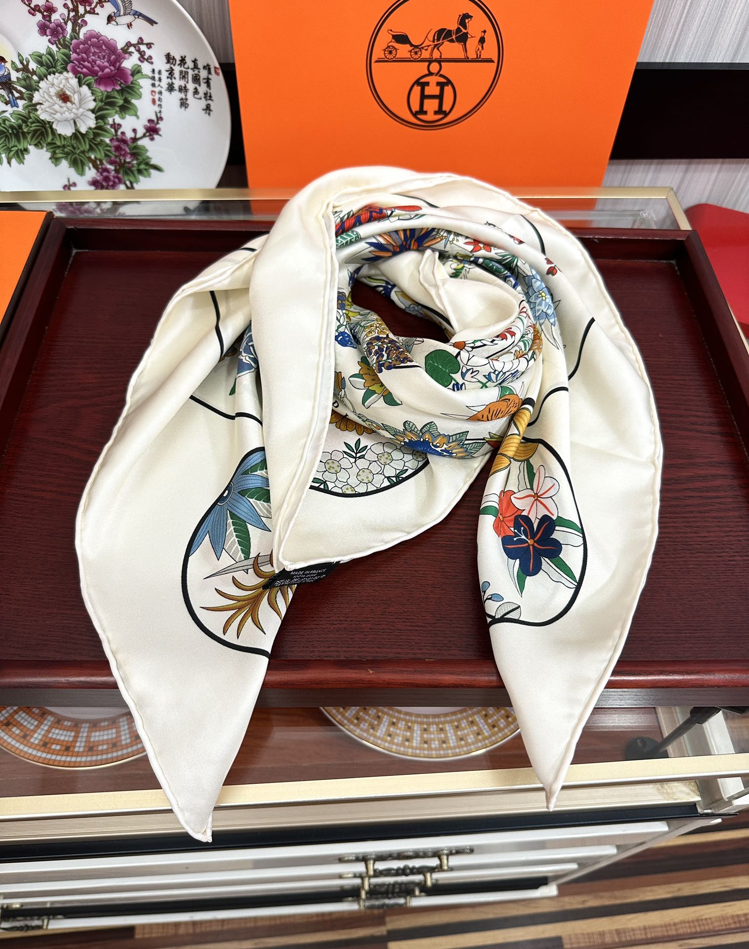 上新2025。HERMES 重磅庆祝【花绘地图】方巾嘴唇精简时髦，品质感很显好得意好搭到上瘾的丝巾色带着