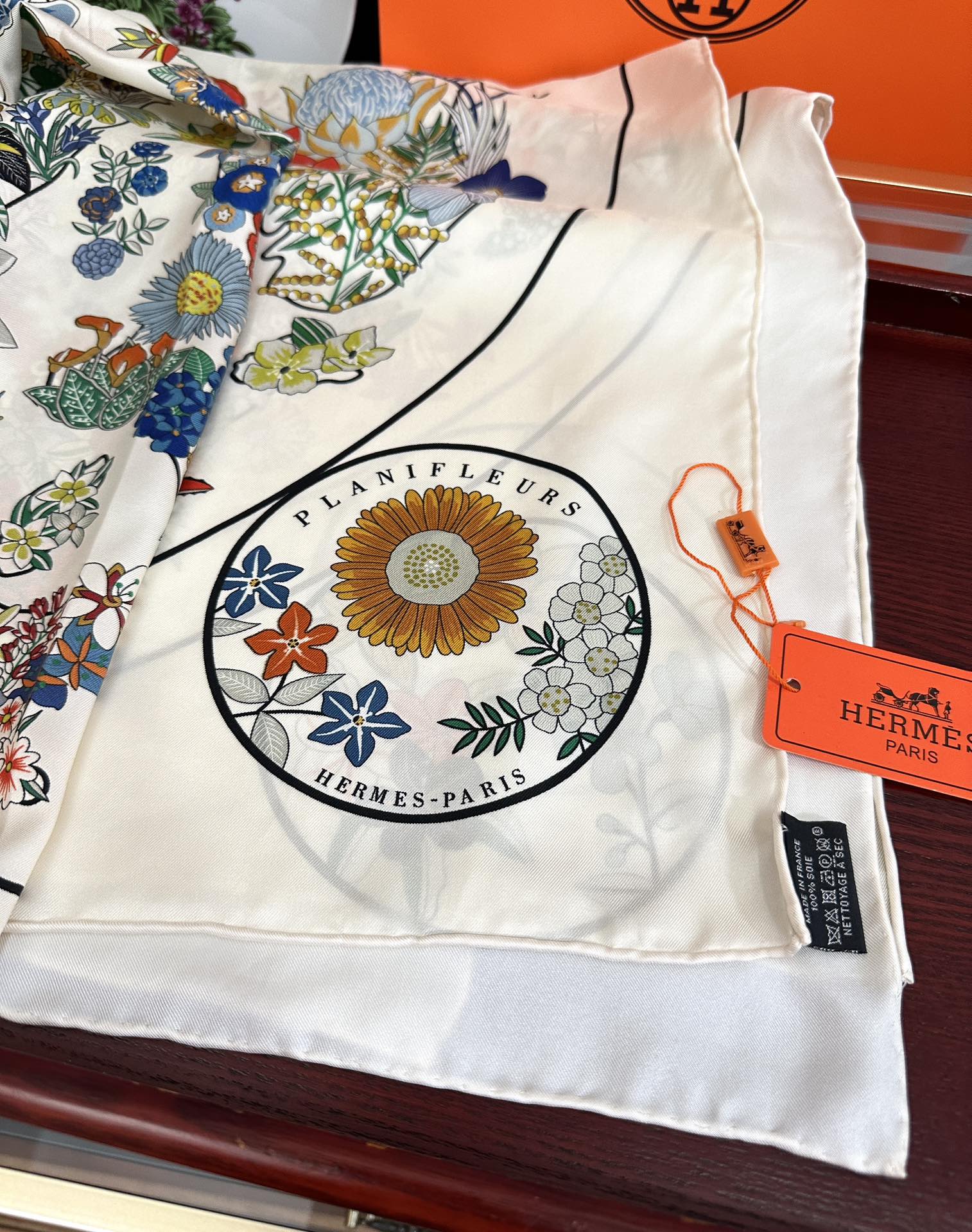 上新2025。HERMES 重磅庆祝【花绘地图】方巾嘴唇精简时髦，品质感很显好得意好搭到上瘾的丝巾色带着