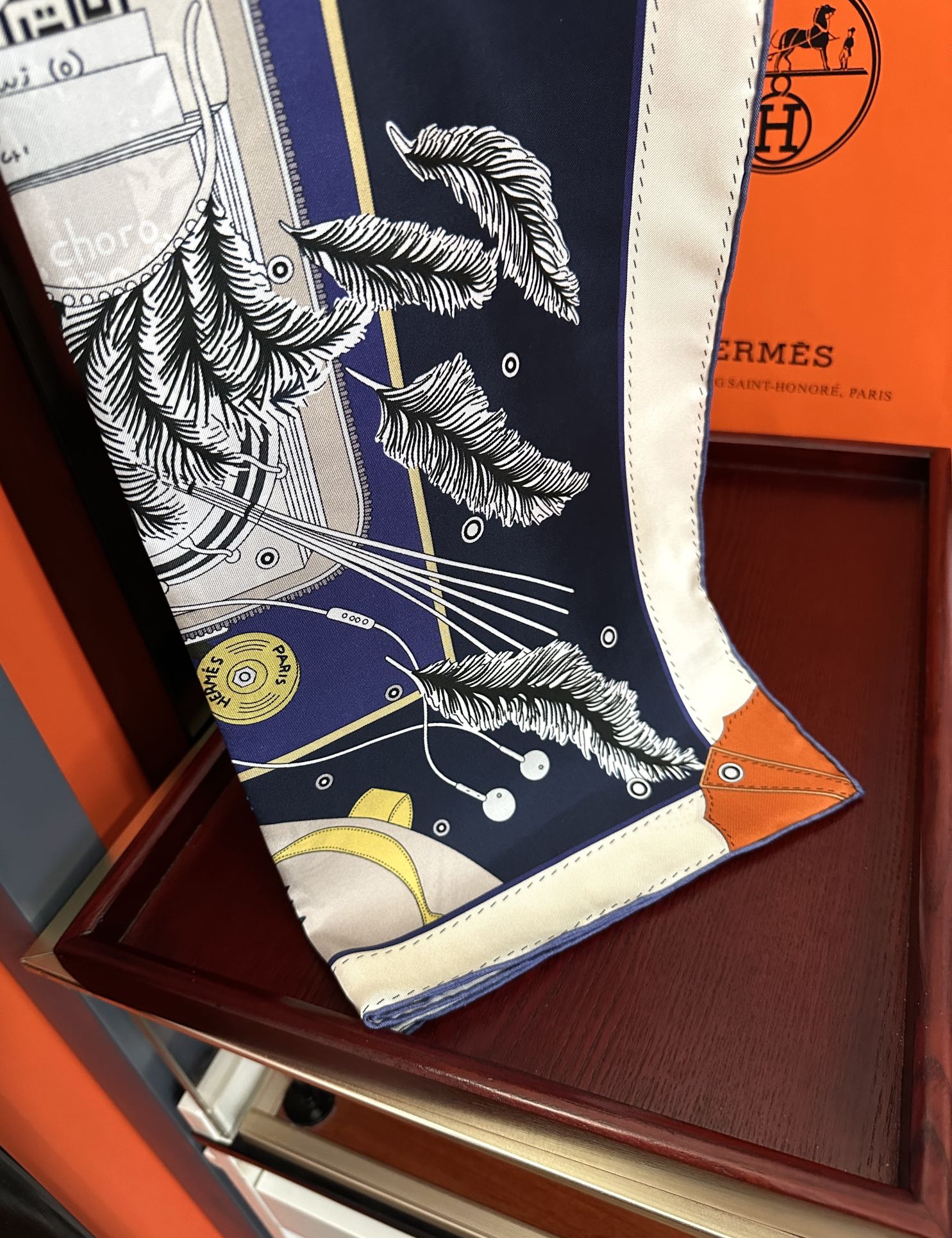 。爱 马 仕 官网同步手工卷边真丝方巾得意  这款爱马家展现强大而迷人的女性魅力精髓色此90厘米方巾推出