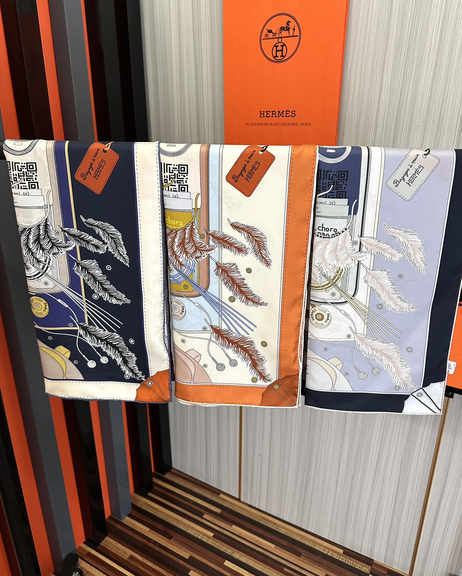 。爱 马 仕 官网同步手工卷边真丝方巾得意  这款爱马家展现强大而迷人的女性魅力精髓色此90厘米方巾推出