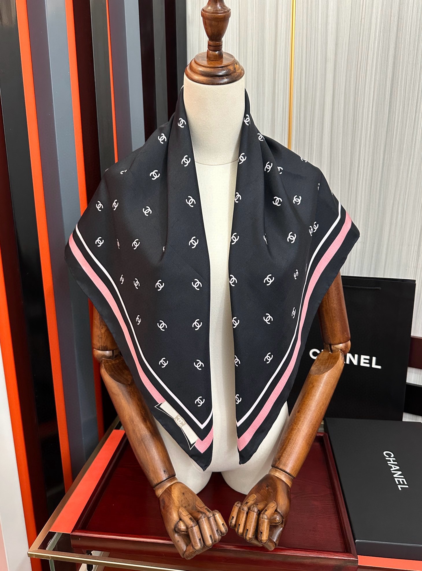 新款發CHANEL 官网同步【双面同色蝴蝶结🎀】18姆米 2025新品方巾必须征服它今年丝巾的戴法色一下