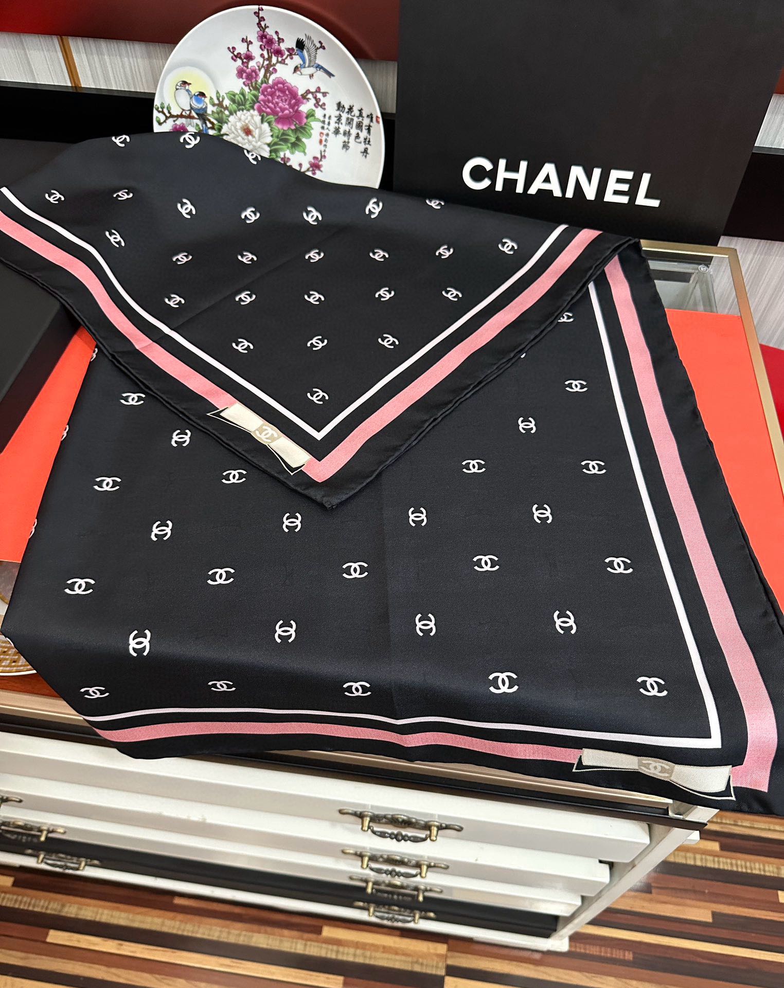 新款發CHANEL 官网同步【双面同色蝴蝶结🎀】18姆米 2025新品方巾必须征服它今年丝巾的戴法色一下