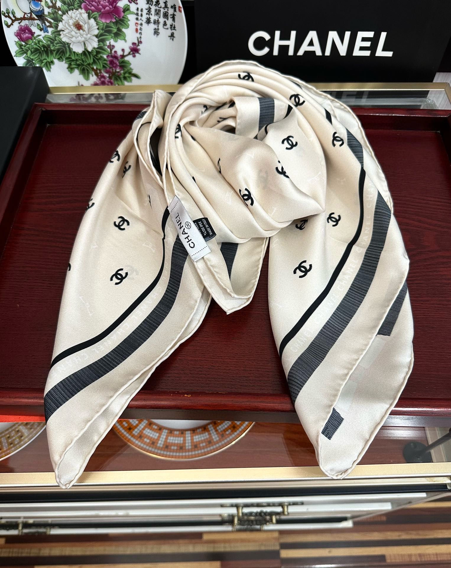 新款發CHANEL 官网同步【双面同色蝴蝶结🎀】18姆米 2025新品方巾必须征服它今年丝巾的戴法色一下