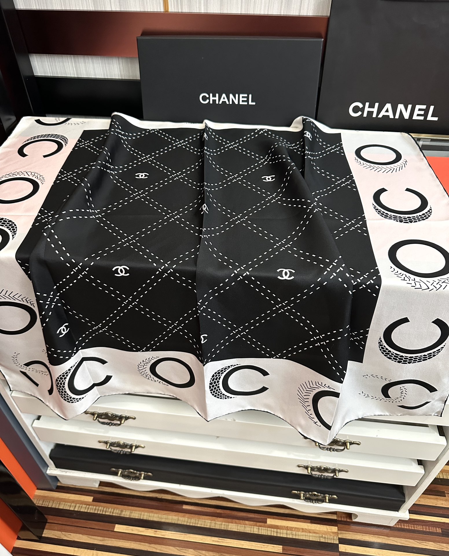  。香奈儿 官网同步 精致手工卷边得意极具品牌特色的涂鸦签名暗纹提花+简洁的COCO字母元素印花庆祝大幅