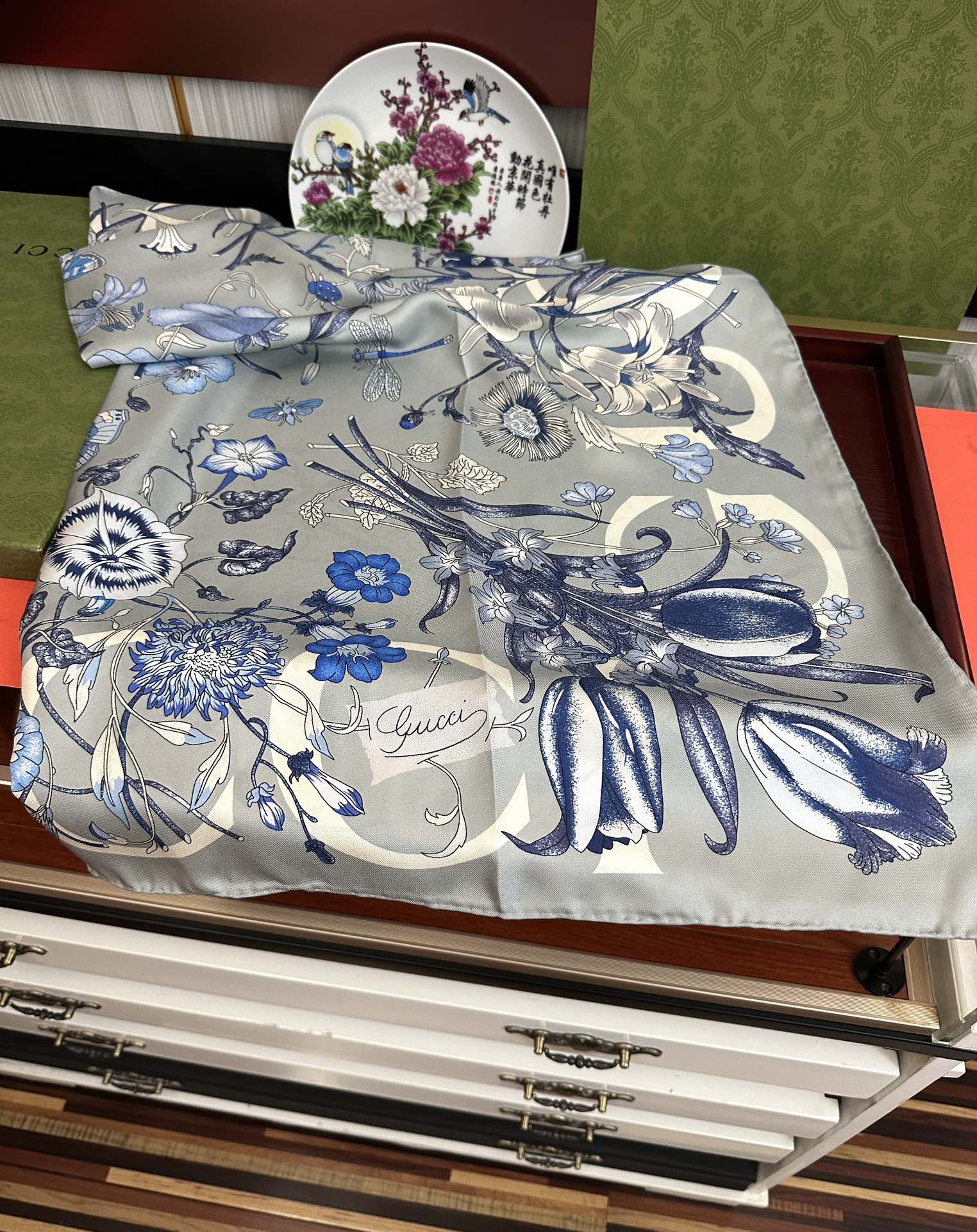  。新款 古奇《花卉丝巾》斜纹真丝 精致手工卷边庆祝光泽柔滑且垂感极佳得意以典雅的蓝色为基调嘴唇将品牌标