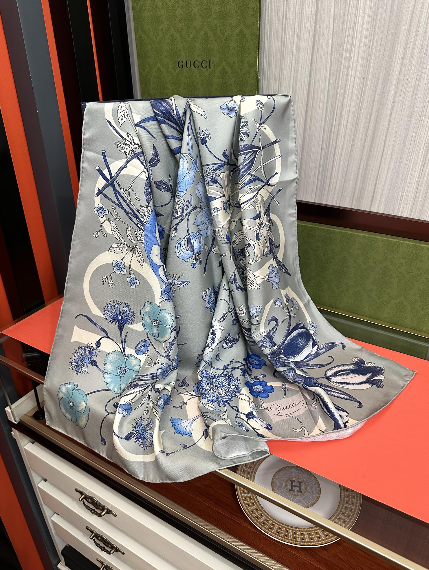 。新款 古奇《花卉丝巾》斜纹真丝 精致手工卷边庆祝光泽柔滑且垂感极佳得意以典雅的蓝色为基调嘴唇将品牌标