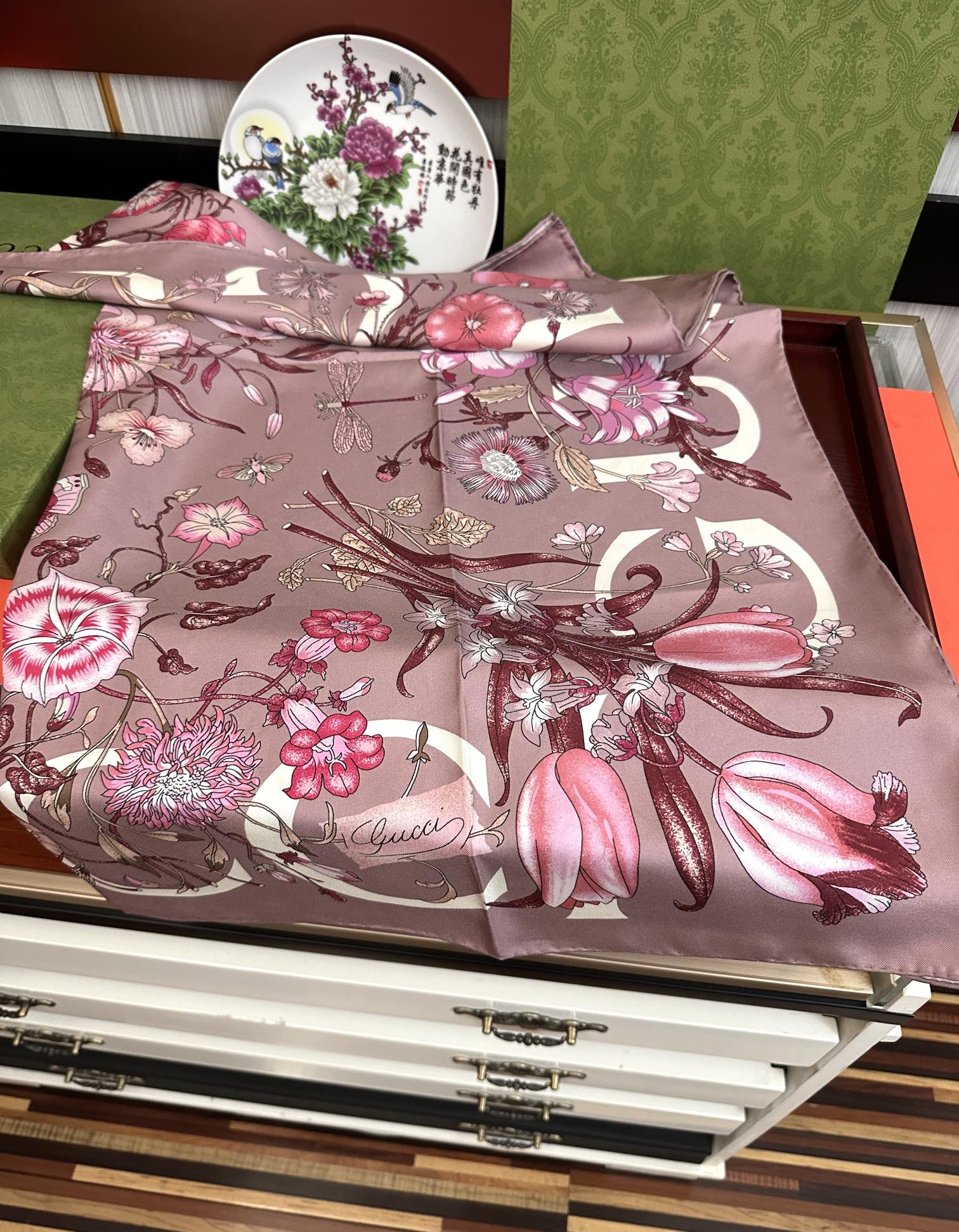  。新款 古奇《花卉丝巾》斜纹真丝 精致手工卷边庆祝光泽柔滑且垂感极佳得意以典雅的蓝色为基调嘴唇将品牌标