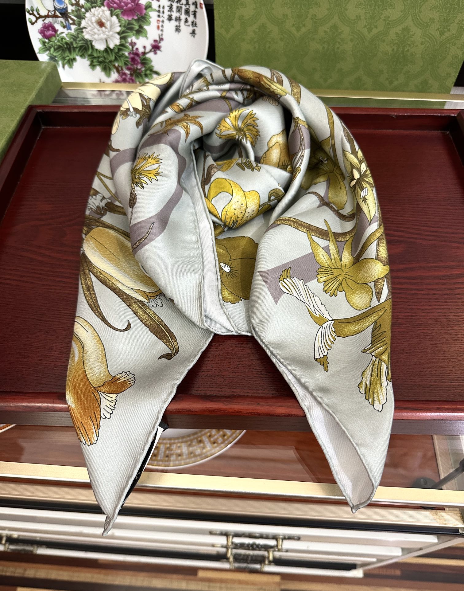  。新款 古奇《花卉丝巾》斜纹真丝 精致手工卷边庆祝光泽柔滑且垂感极佳得意以典雅的蓝色为基调嘴唇将品牌标