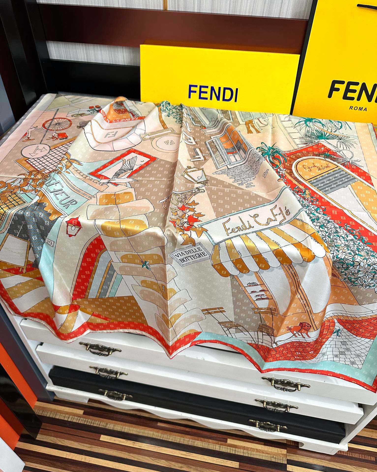  。新款2025Fendi 围巾 采用定制的“Walking around Rome”图案庆祝灵感源自罗