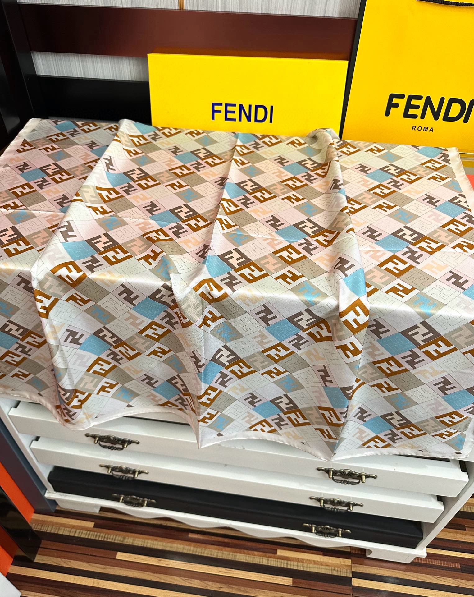  。新款2025Fendi 围巾 采用定制的“Walking around Rome”图案庆祝灵感源自罗
