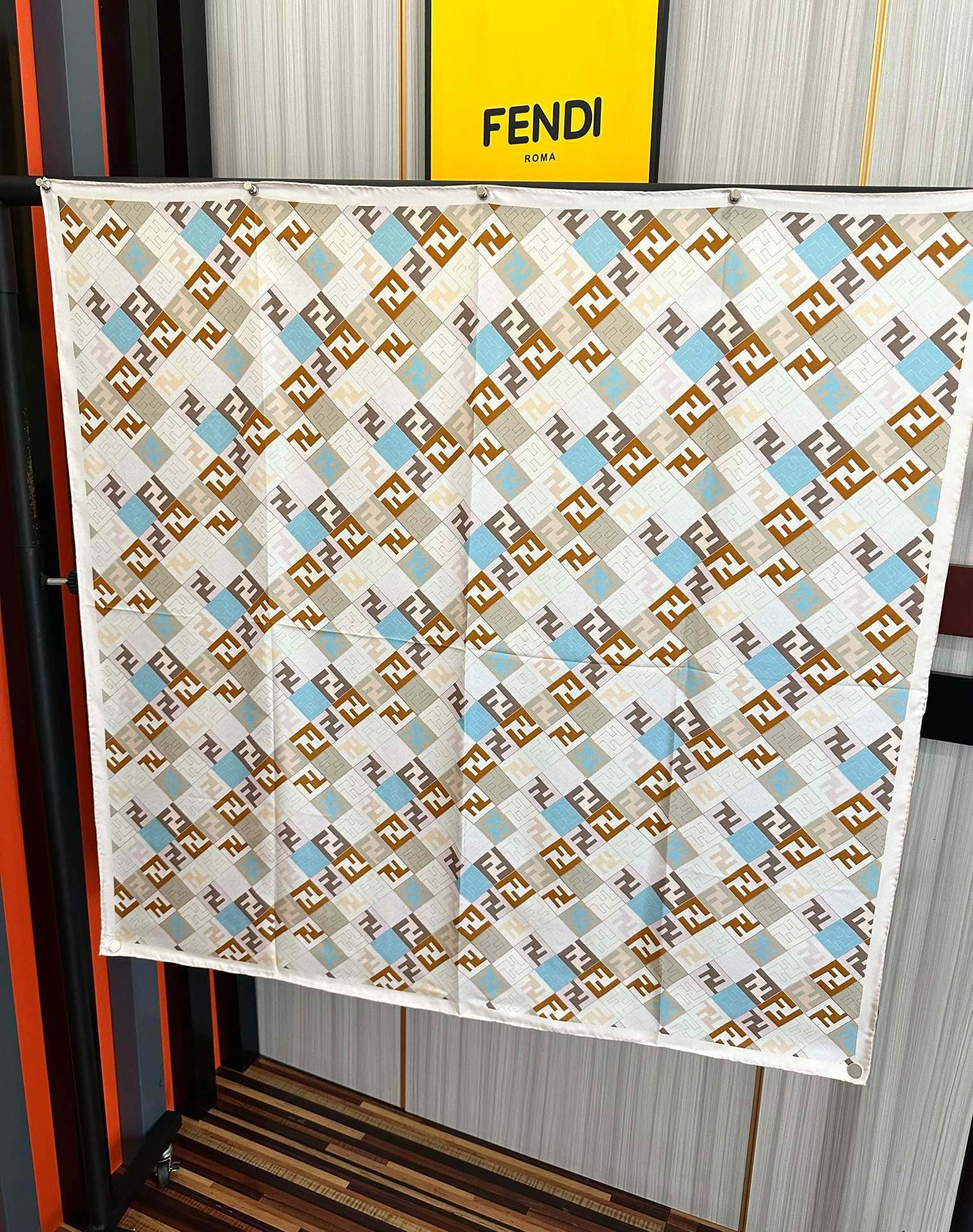  。新款2025Fendi 围巾 采用定制的“Walking around Rome”图案庆祝灵感源自罗