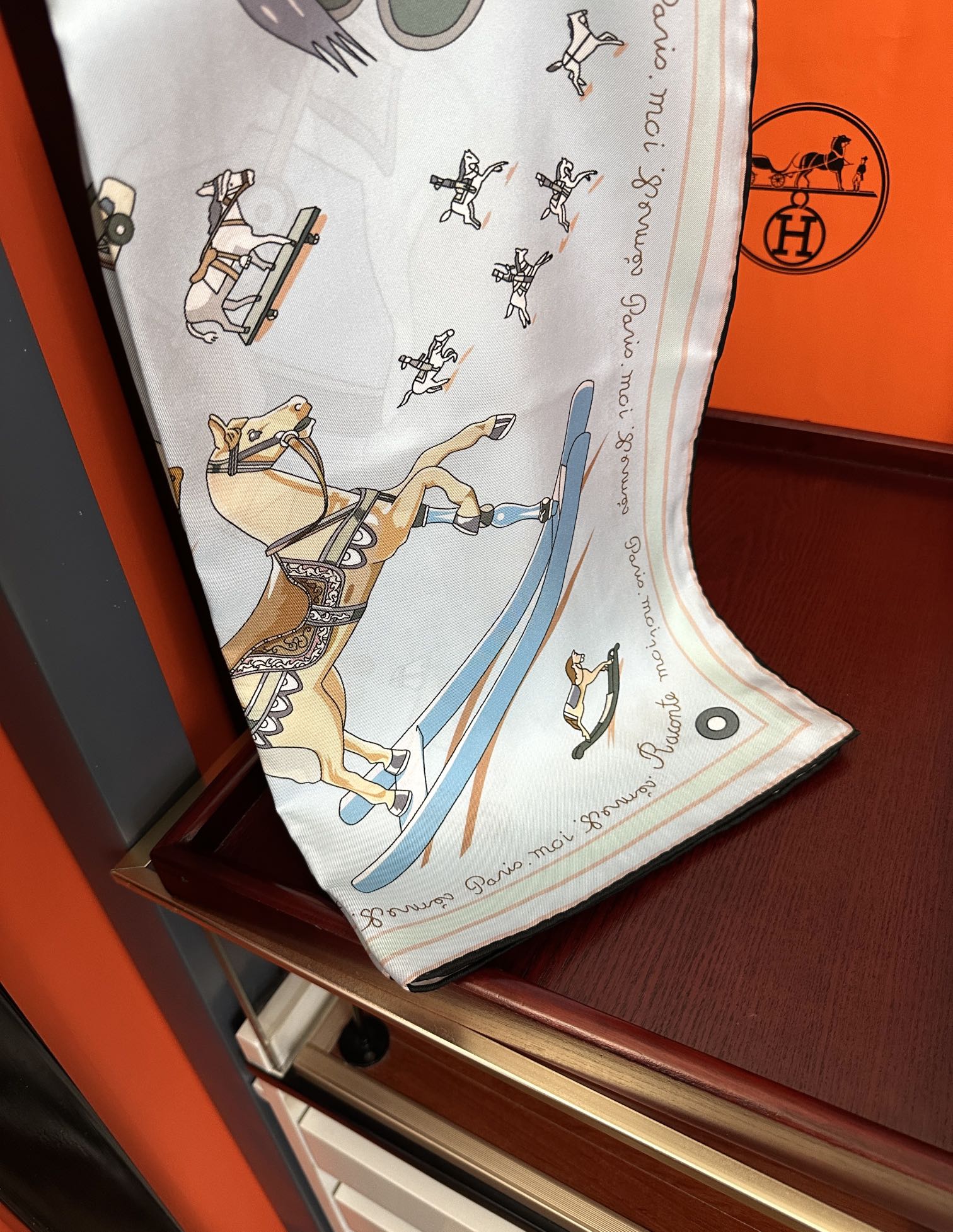 。高品质 爱马仕 【策马奔腾】官网同步 90方巾 创作渊源在比利时的圣吉尔区嘴唇建筑师维克多•霍塔 
H