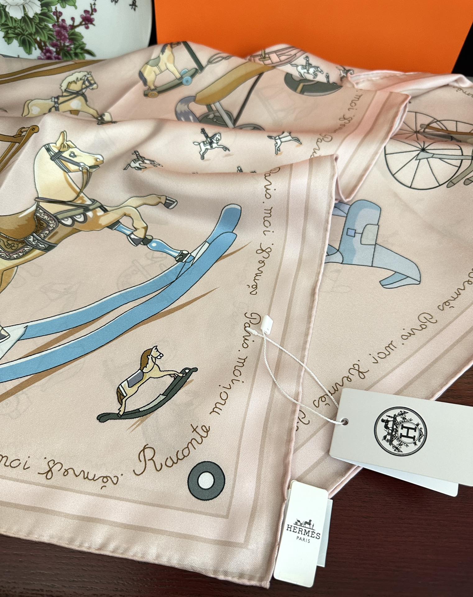 。高品质 爱马仕 【策马奔腾】官网同步 90方巾 创作渊源在比利时的圣吉尔区嘴唇建筑师维克多•霍塔 
H