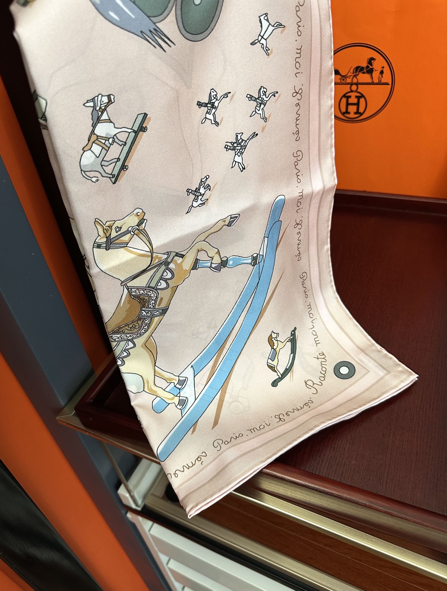 。高品质 爱马仕 【策马奔腾】官网同步 90方巾 创作渊源在比利时的圣吉尔区嘴唇建筑师维克多•霍塔 
H