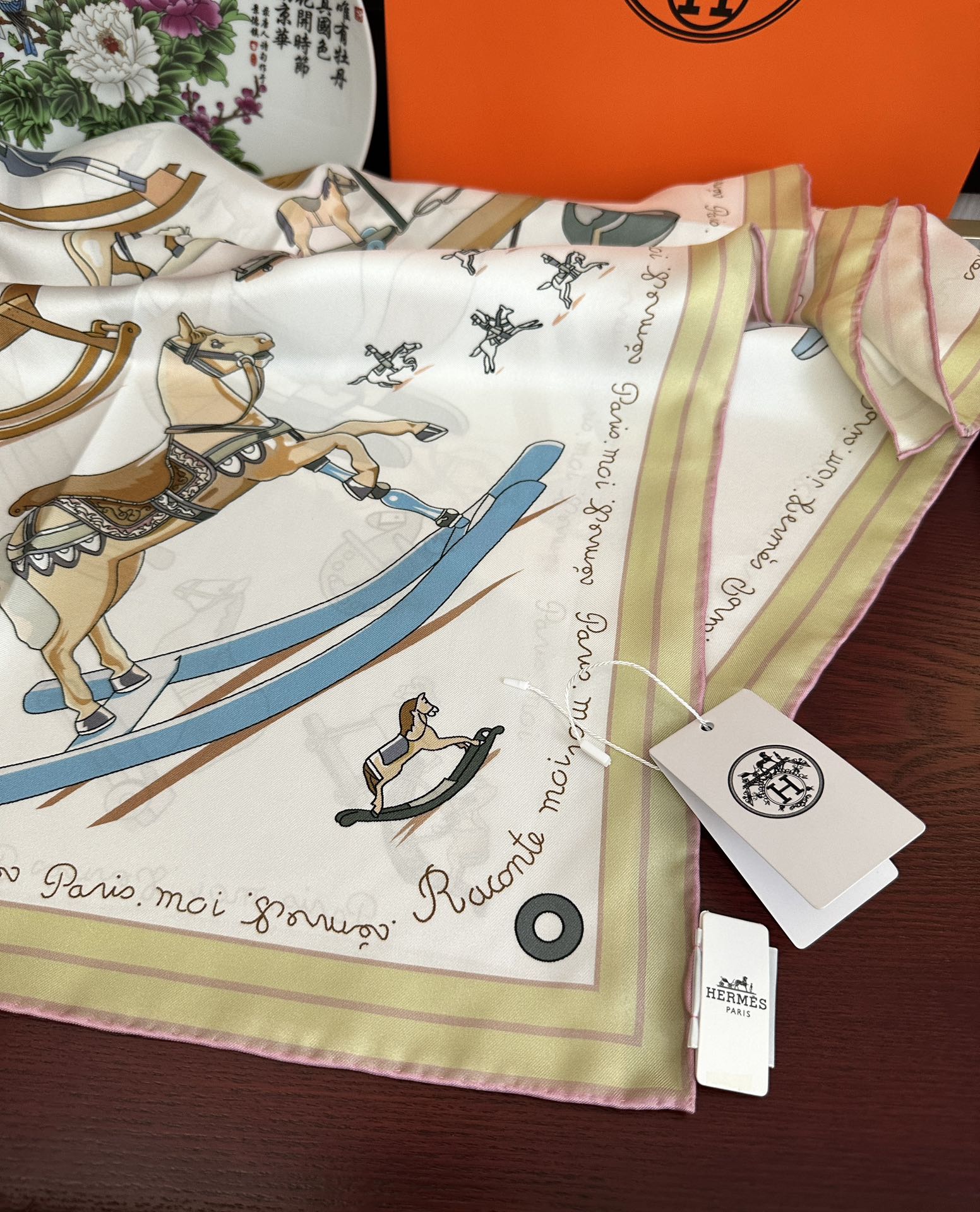 。高品质 爱马仕 【策马奔腾】官网同步 90方巾 创作渊源在比利时的圣吉尔区嘴唇建筑师维克多•霍塔 
H