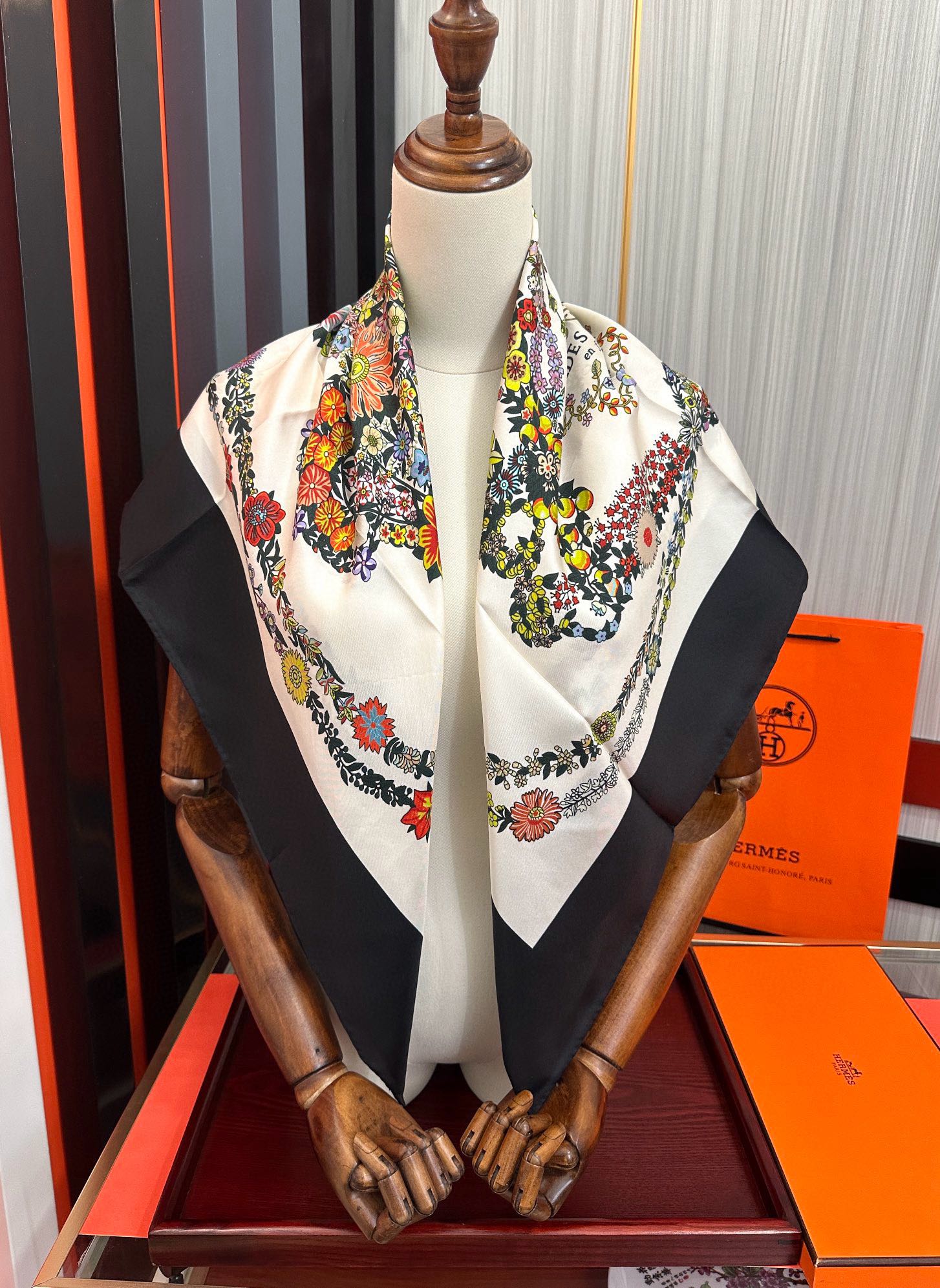  。高版本 爱马仕 的经典单品展现强大而迷人的女性魅力精髓色此90方巾推陈出新太阳诠释无限的情感和自由，