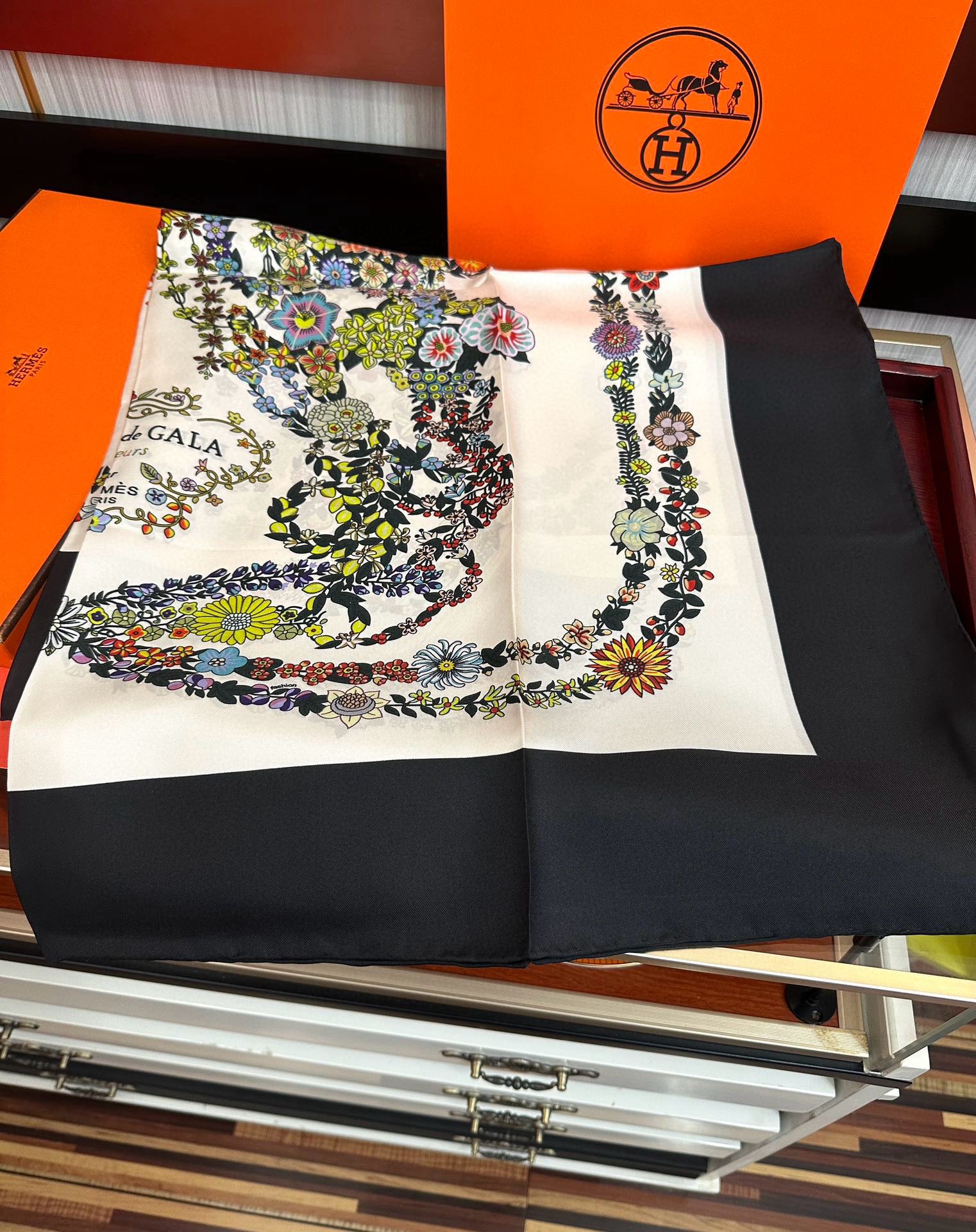  。高版本 爱马仕 的经典单品展现强大而迷人的女性魅力精髓色此90方巾推陈出新太阳诠释无限的情感和自由，