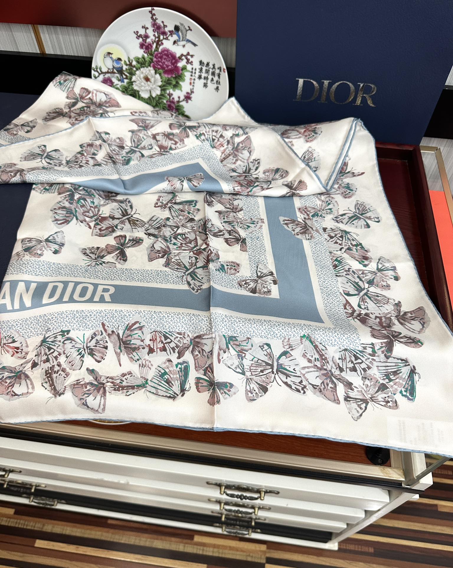 。新款 Dior 2025最新款官网同步Camo PaPillon 图案印花庆祝以优雅而诗意的设计全新演