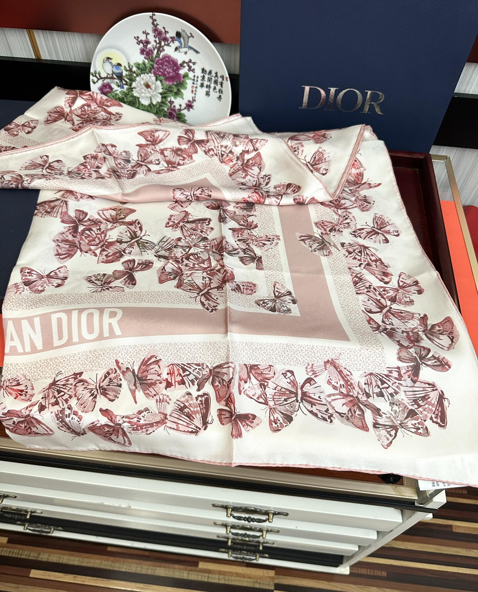 。新款 Dior 2025最新款官网同步Camo PaPillon 图案印花庆祝以优雅而诗意的设计全新演
