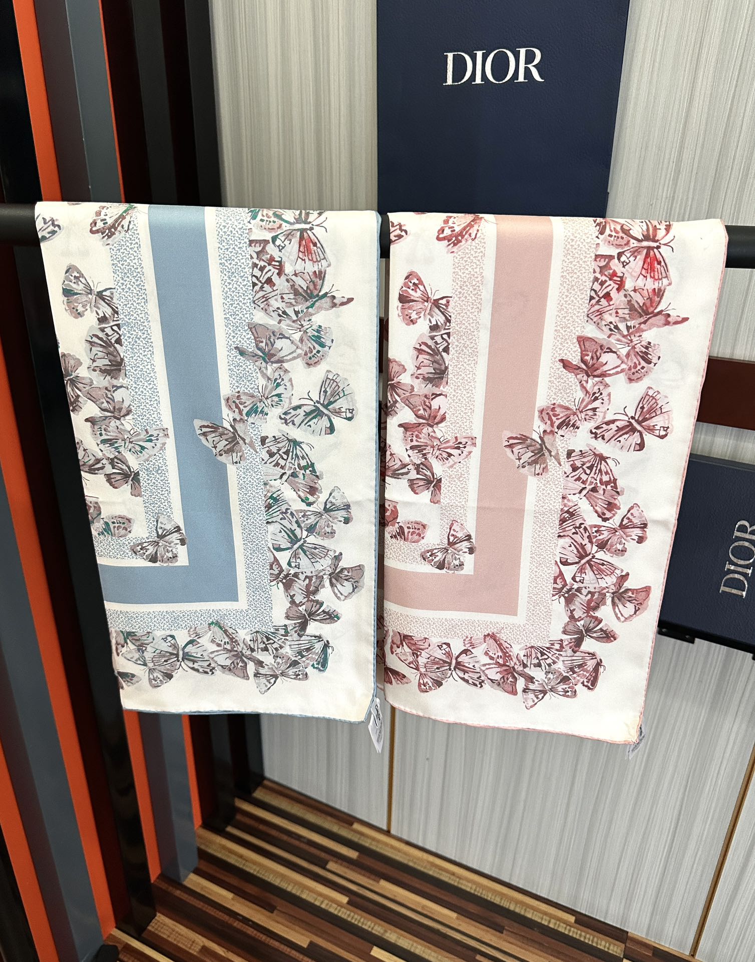 。新款 Dior 2025最新款官网同步Camo PaPillon 图案印花庆祝以优雅而诗意的设计全新演