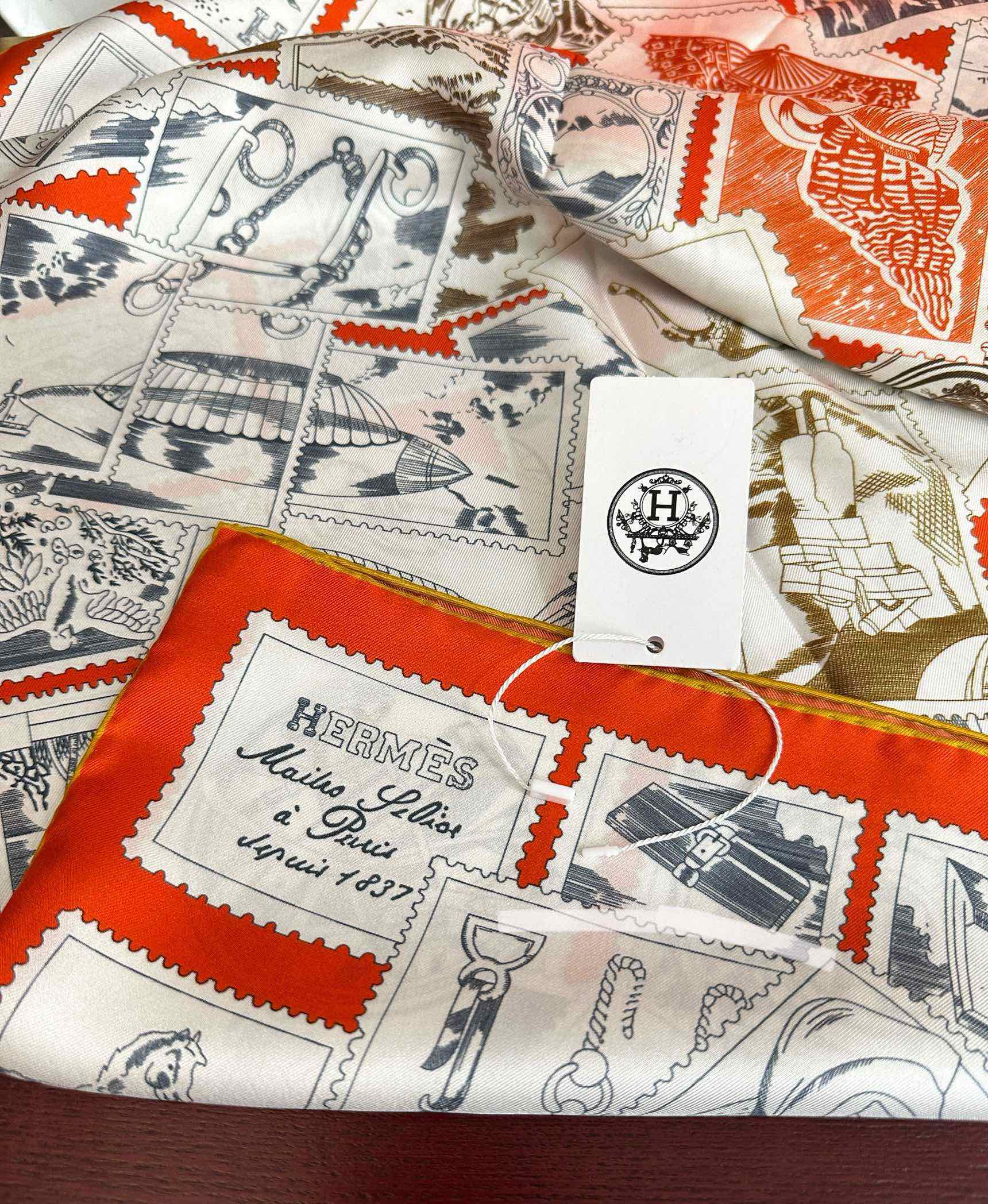 上新2025 。HERMES 重磅庆祝【福宝集邮者】90方巾嘴唇精简时髦，太美了 品质感很显好得意好搭到