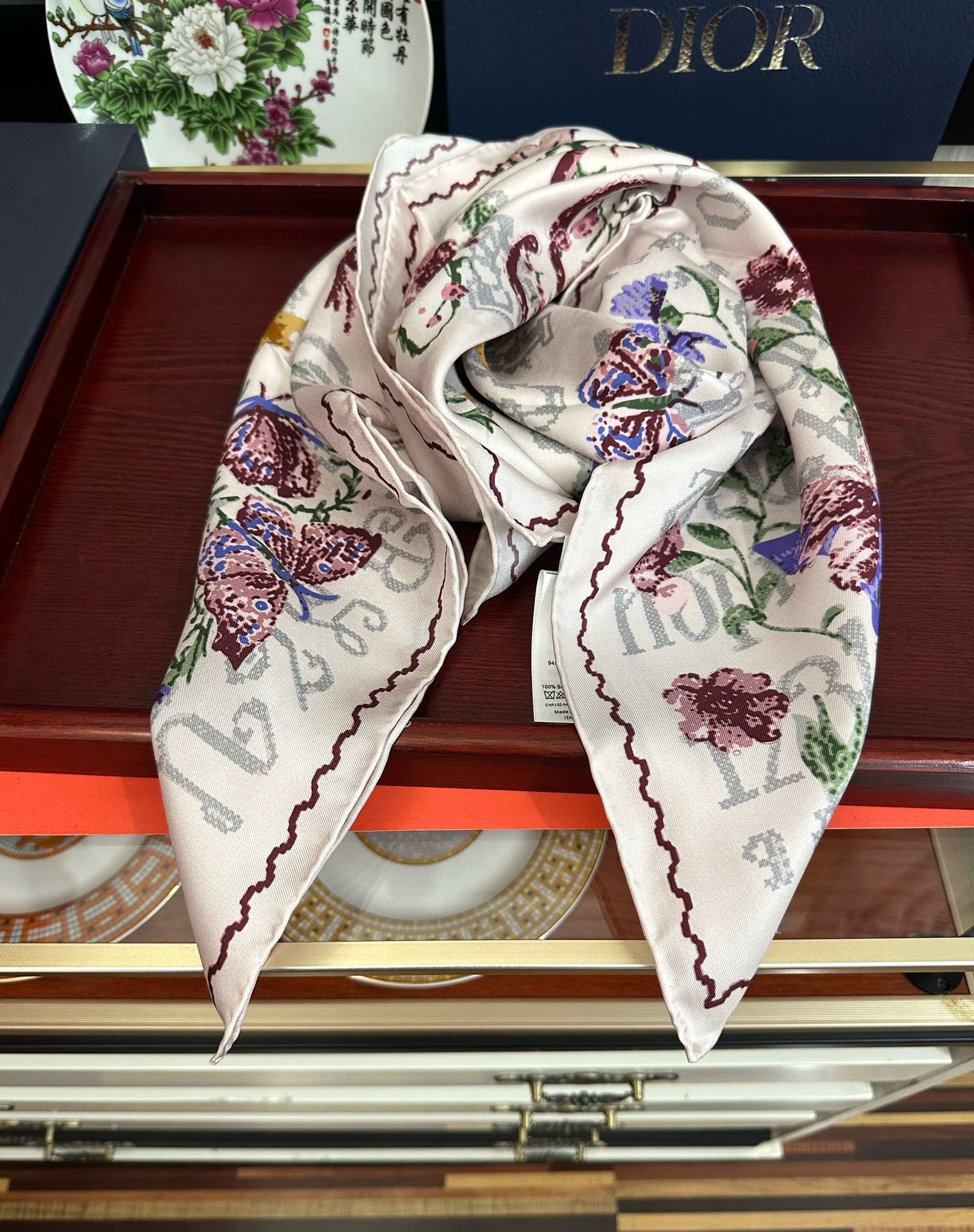  。高版本Dior【复古十字绣】这款方巾饰以 Christian 1947 印花嘴唇点缀以充满诗情画意的