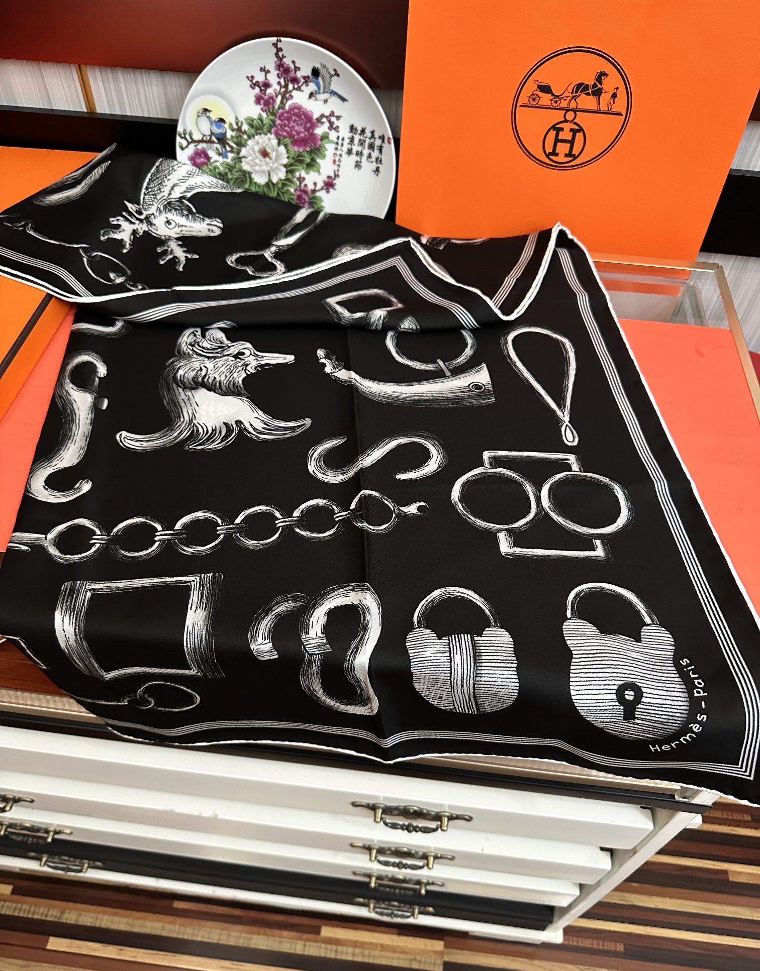 。高品质2025爱马仕最新款 官网同步 太阳精致卷边嘴唇太美了品质感很显好得意好搭到上瘾的丝巾色带着不显