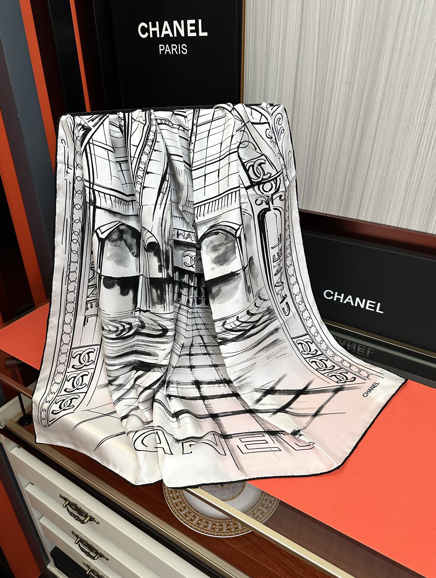  🔥2080新款 香奈 今年的爆款 这款必入丝巾 官网同步 的图案是巴黎大皇宫中被命名为“Gabriel