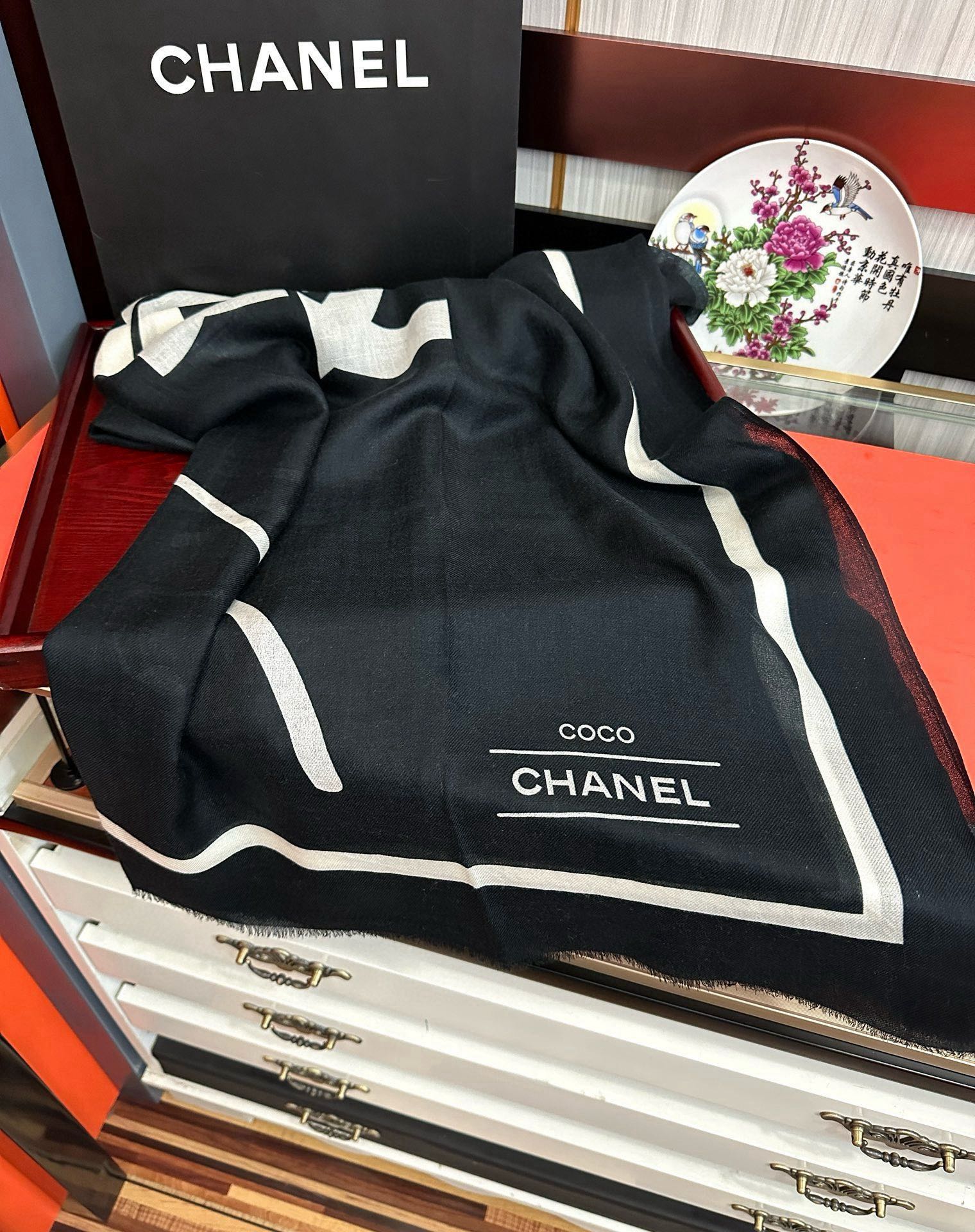 🔥2080 香奈儿 经典优雅Coco风礼物~气质到骨子里色香奶奶新一季的面料超高级，真心超级柔软，丝丝顺
