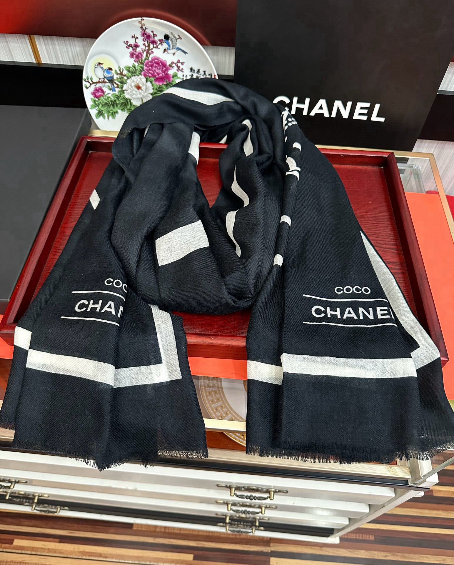 🔥2080 香奈儿 经典优雅Coco风礼物~气质到骨子里色香奶奶新一季的面料超高级，真心超级柔软，丝丝顺