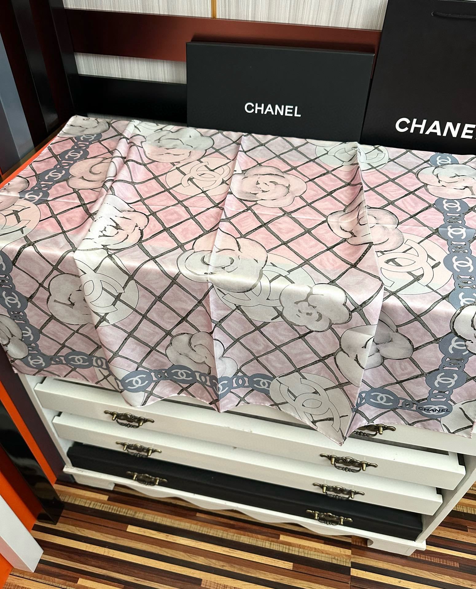 🔥2080高品质 香奈儿【山茶花系列】 精致款边 永远都是那么经典發『▪️落入安稳,经典宇宙情人』香粉欢