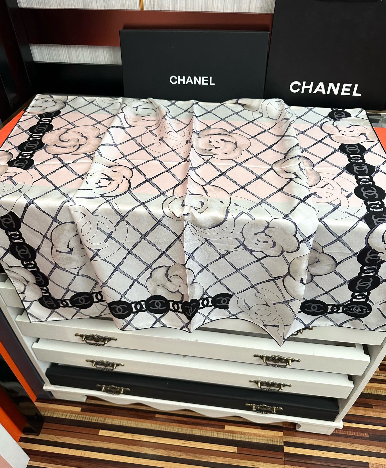 🔥2080高品质 香奈儿【山茶花系列】 精致款边 永远都是那么经典發『▪️落入安稳，经典宇宙情人』香粉欢