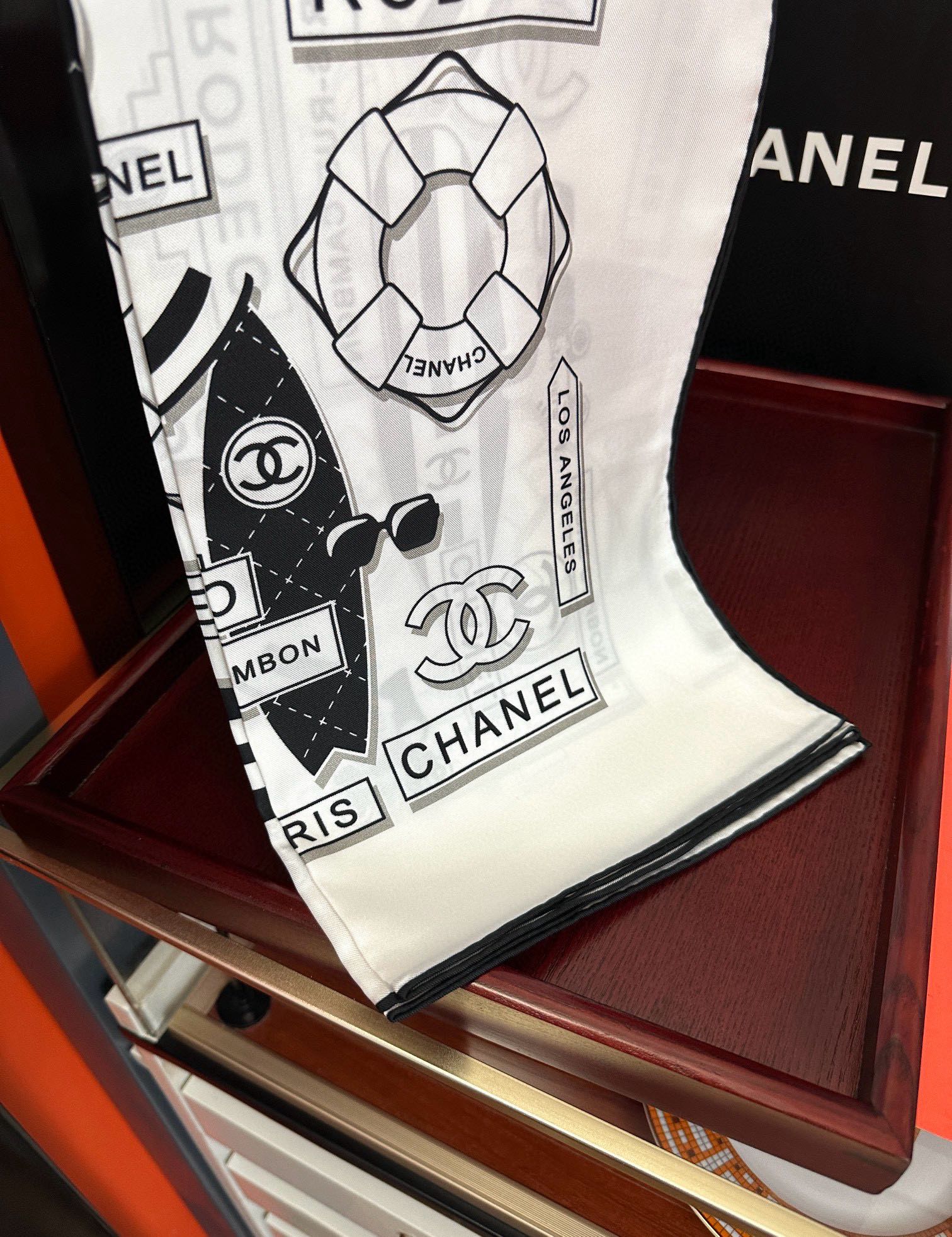  🔥2080香奈儿 顶级设计师 又一新款出货了庆祝靓女们必备款色太美了玫瑰上身效果非常美得意各种图案标志