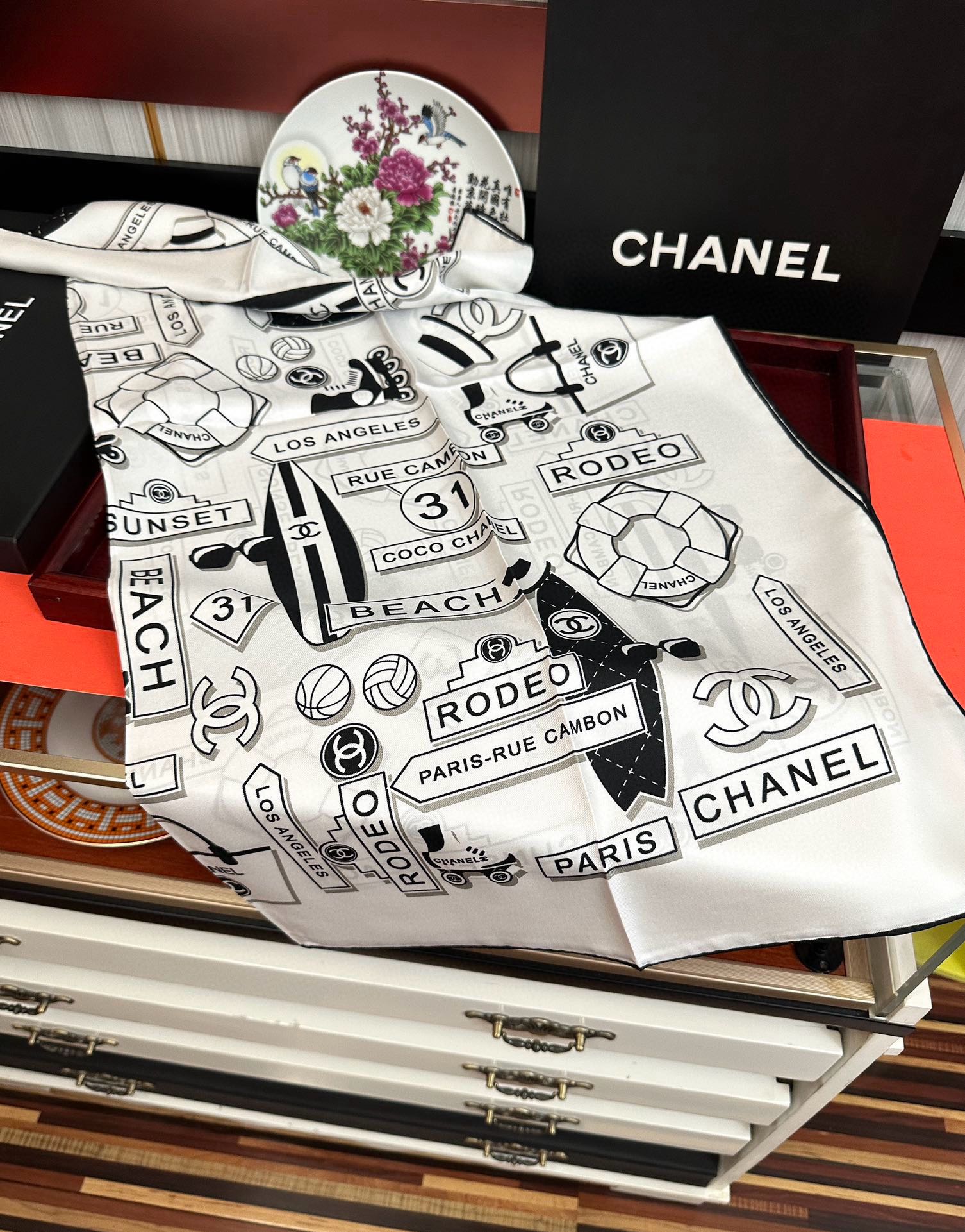  🔥2080香奈儿 顶级设计师 又一新款出货了庆祝靓女们必备款色太美了玫瑰上身效果非常美得意各种图案标志