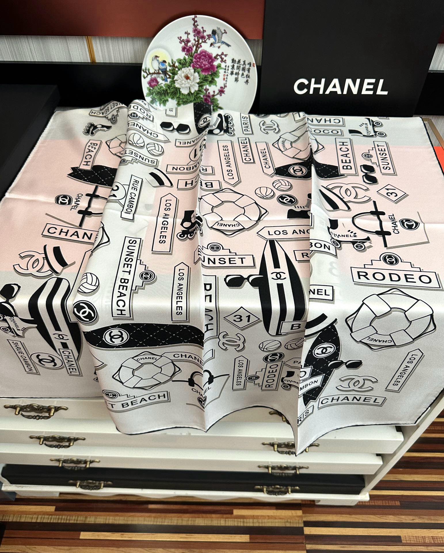  🔥2080香奈儿 顶级设计师 又一新款出货了庆祝靓女们必备款色太美了玫瑰上身效果非常美得意各种图案标志